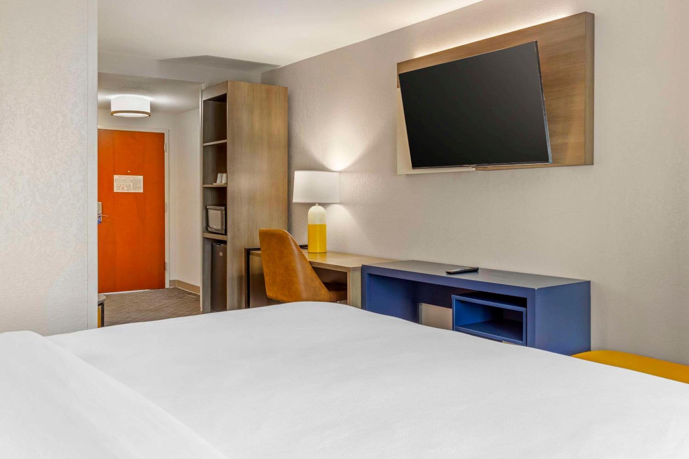 King Suite - Non-Smoking - Photo 2