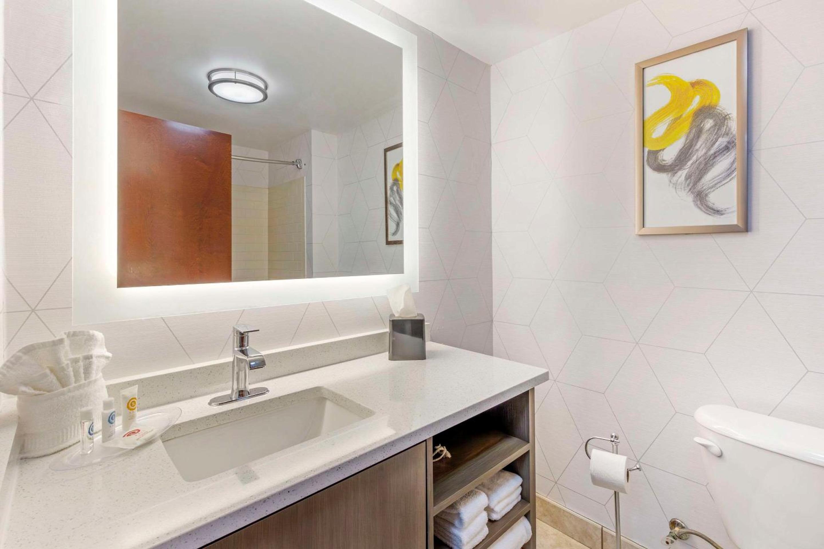King Suite - Non-Smoking - Photo 3