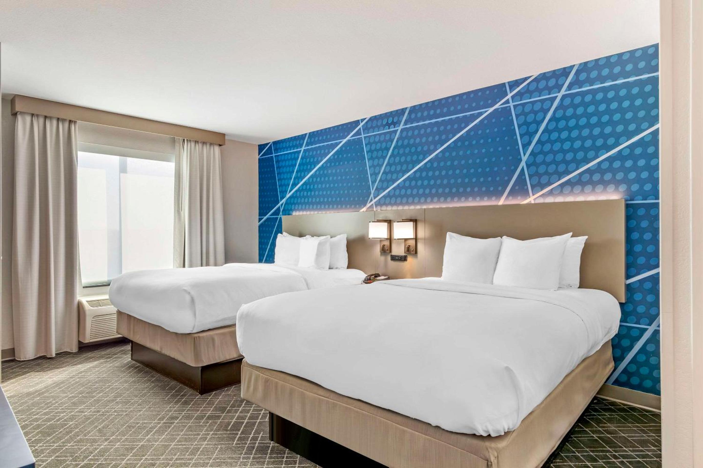 Queen Suite with Two Queen Beds - Non-Smoking - Photo 1