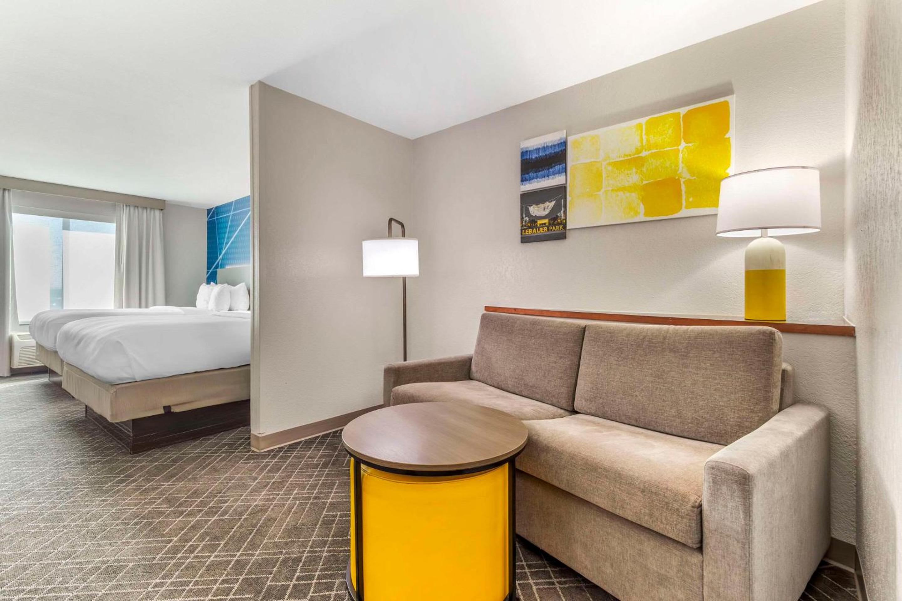 Queen Suite with Two Queen Beds - Non-Smoking - Photo 3