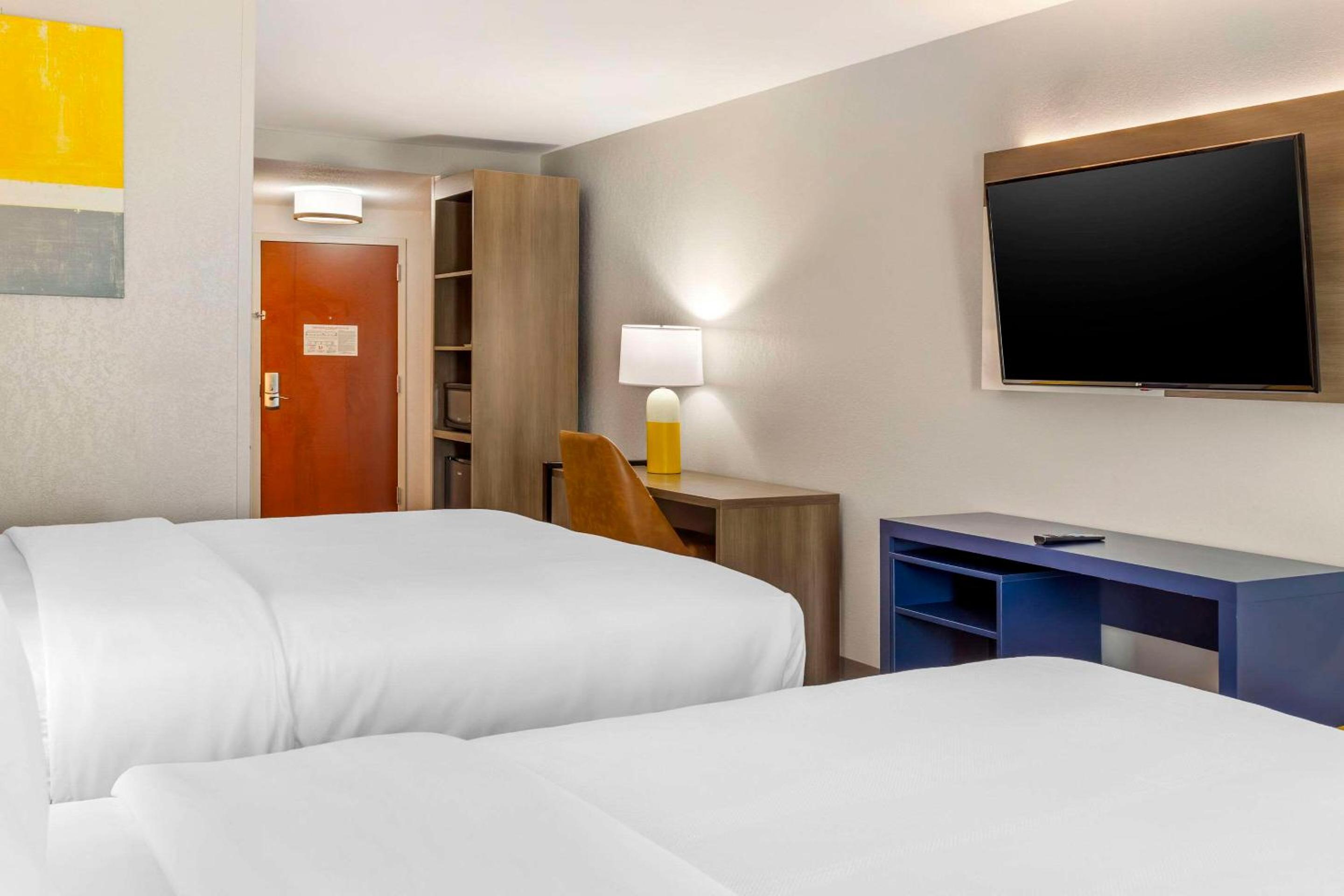 Queen Suite with Two Queen Beds - Non-Smoking - Photo 4