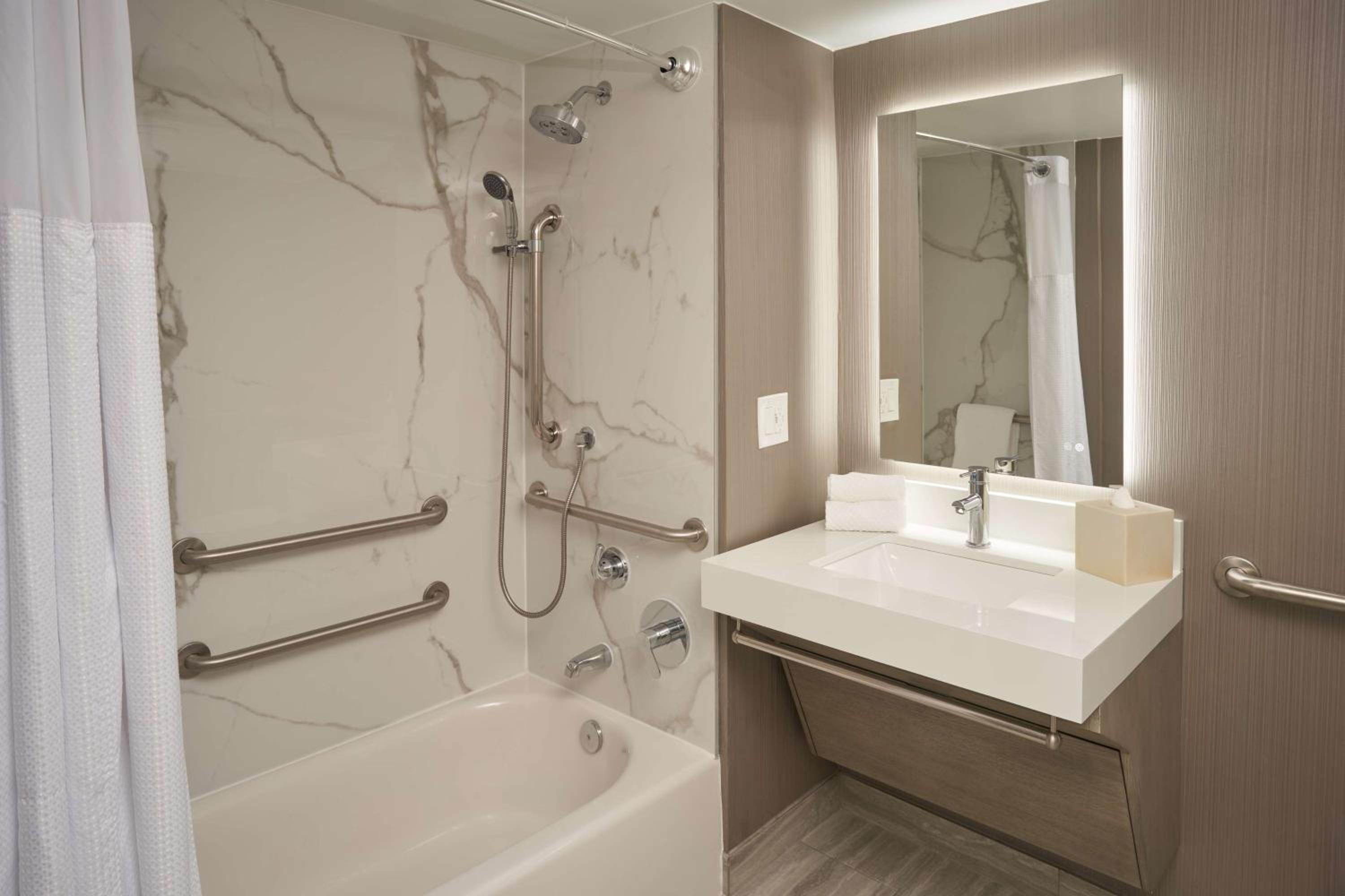 Queen Room with Two Queen Beds and Bath Tub - Mobility Accessible - Photo 2