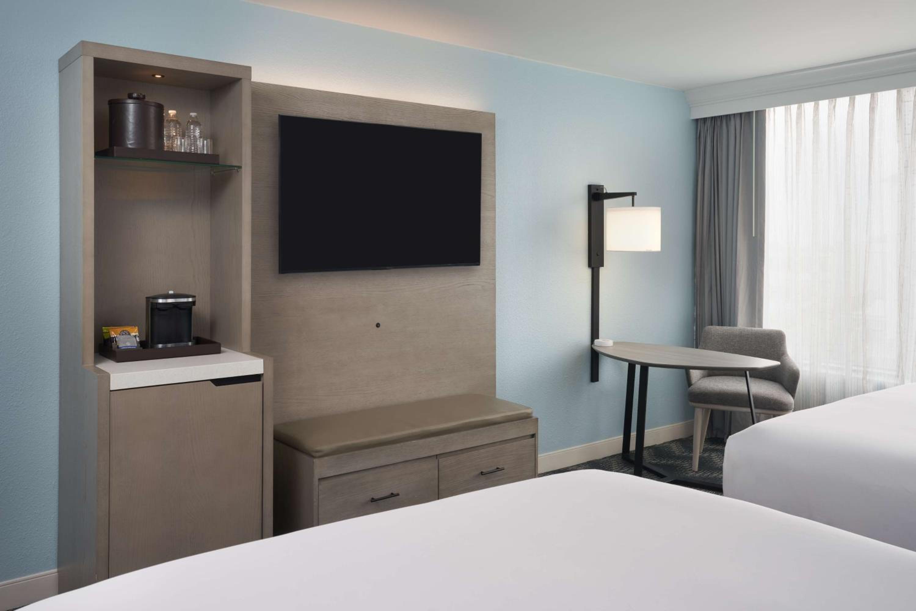 Queen Room with Two Queen Beds - Photo 2