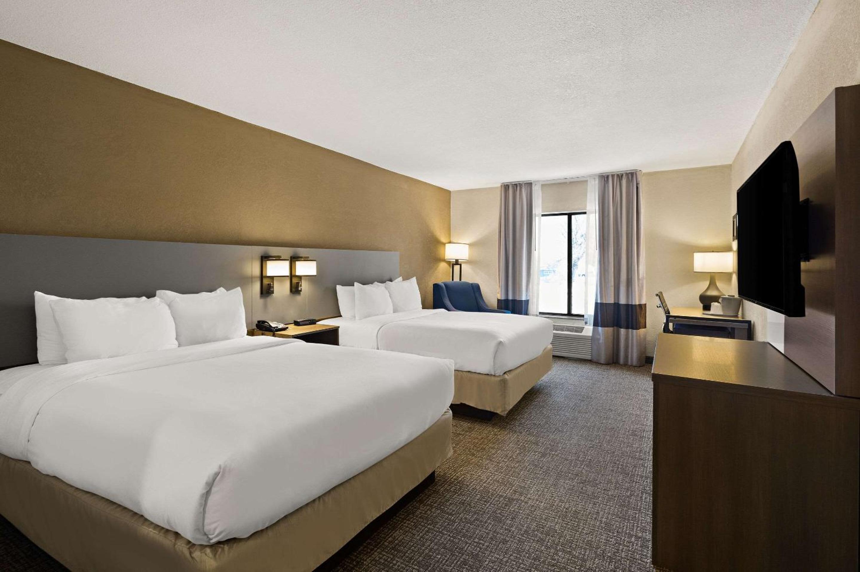 Queen Room with Two Queen Beds - Non-Smoking - Photo 1