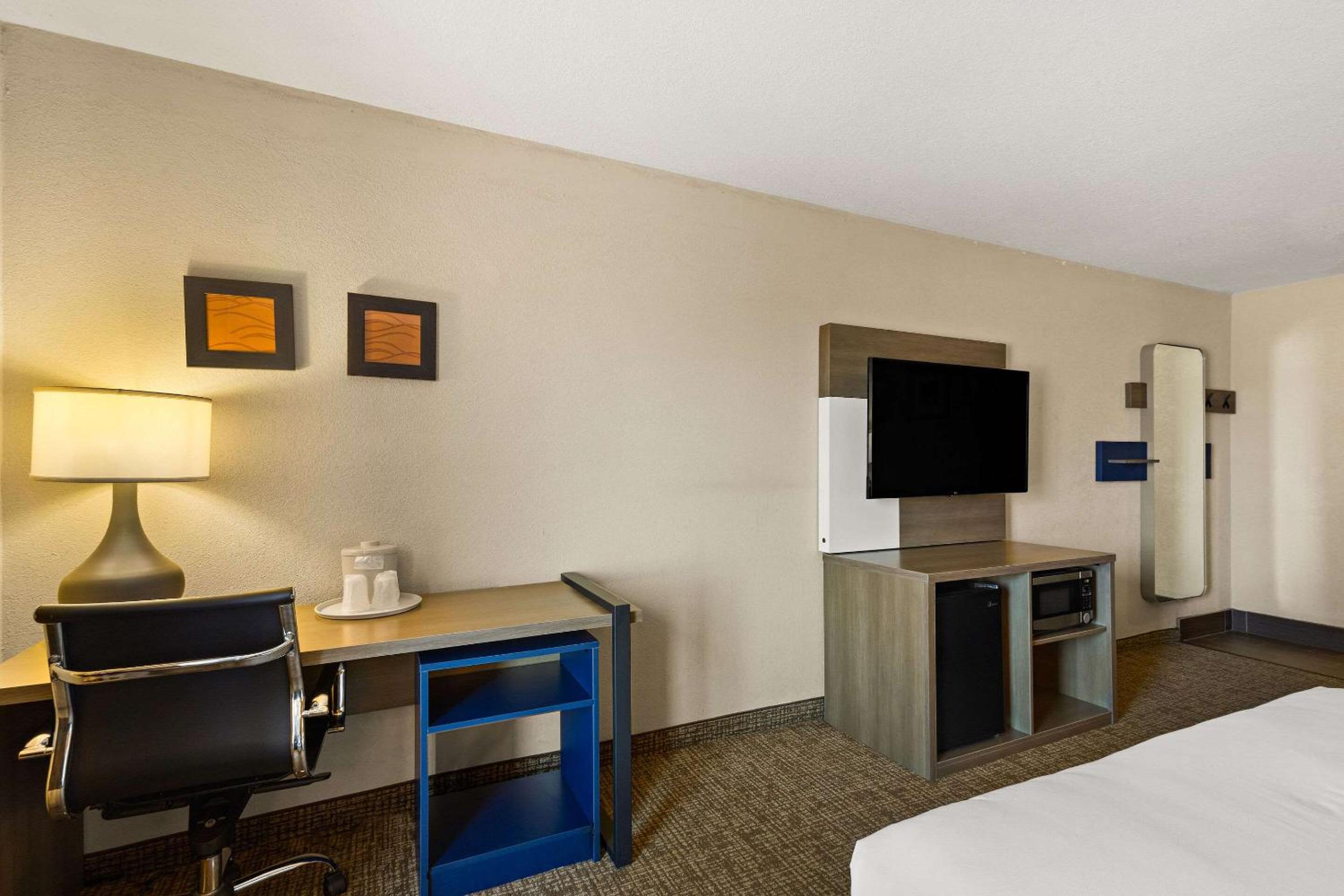 Queen Room with Two Queen Beds - Non-Smoking - Photo 2