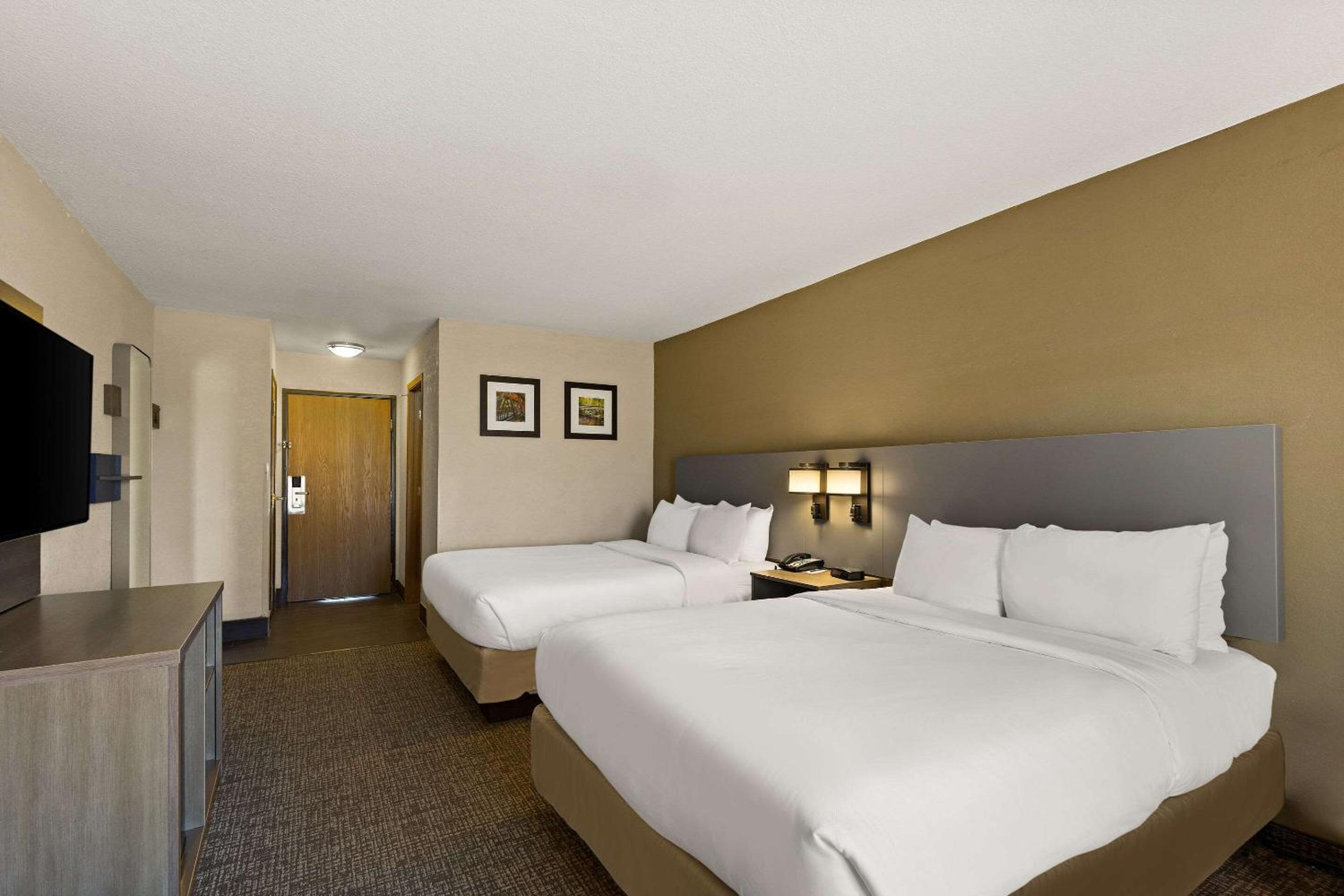 Queen Room with Two Queen Beds - Non-Smoking - Photo 3