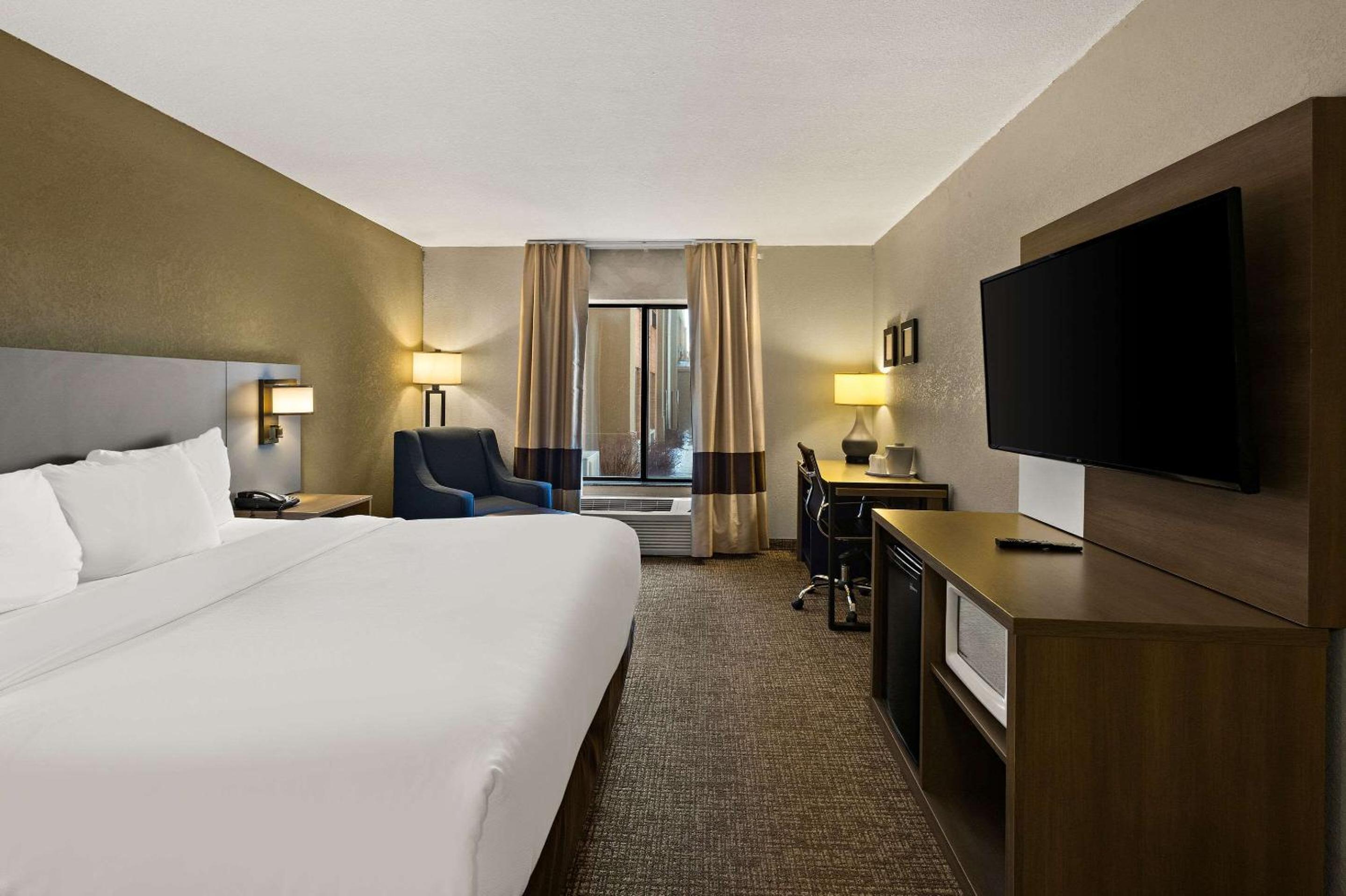 King Room with Transfer- Disability Access/Non-Smoking - Photo 1