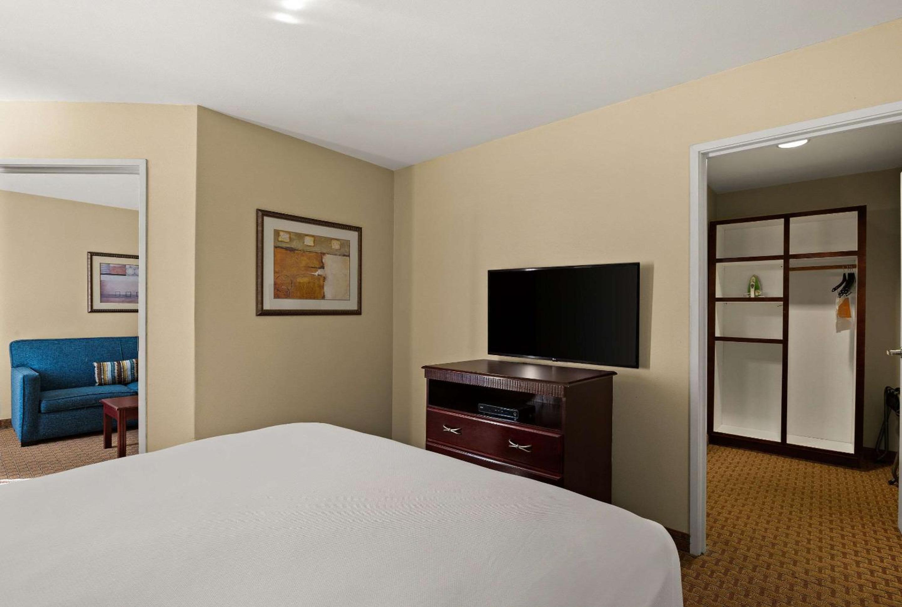 Queen Suite - Non-Smoking photo 1