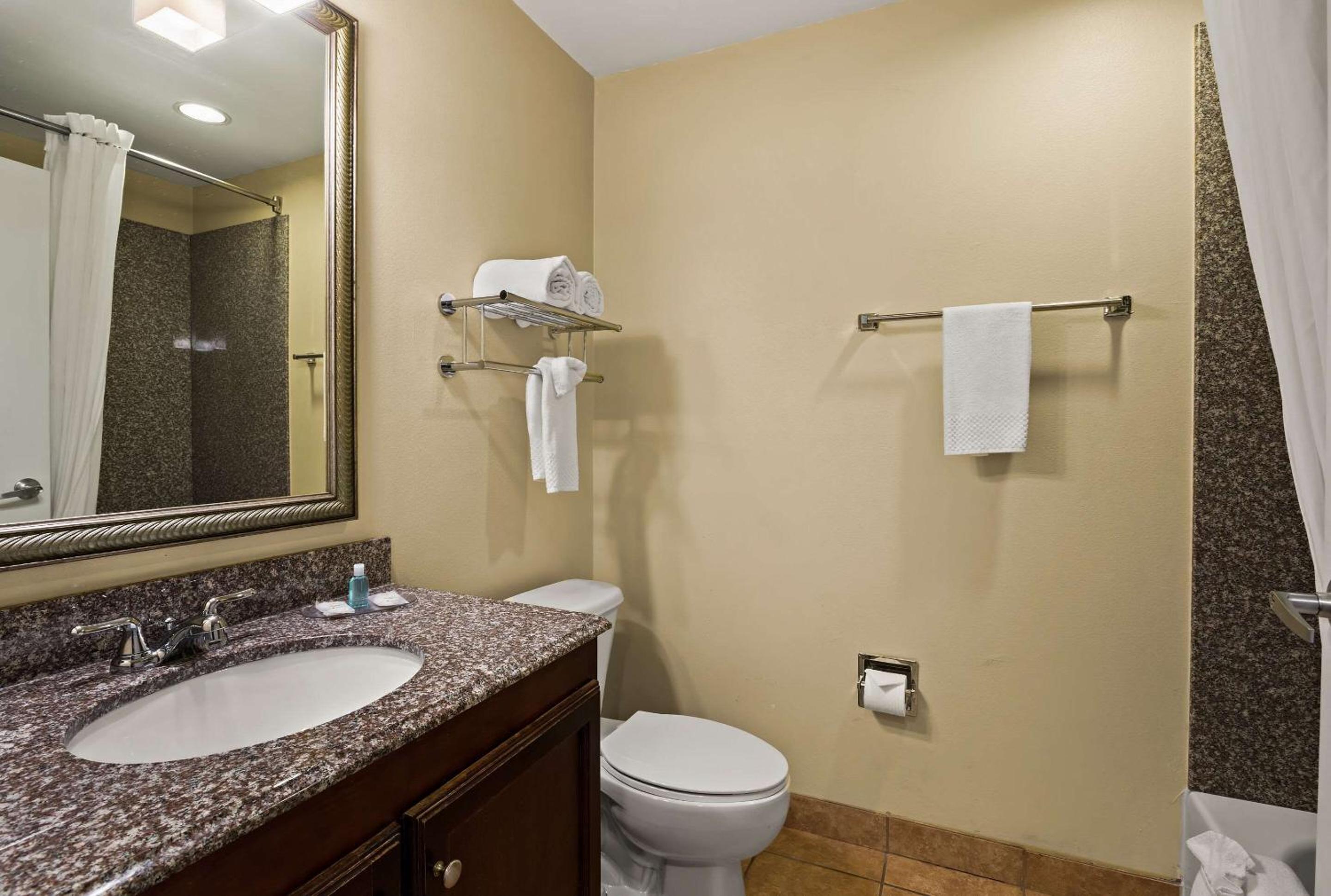 Queen Suite - Non-Smoking photo 2
