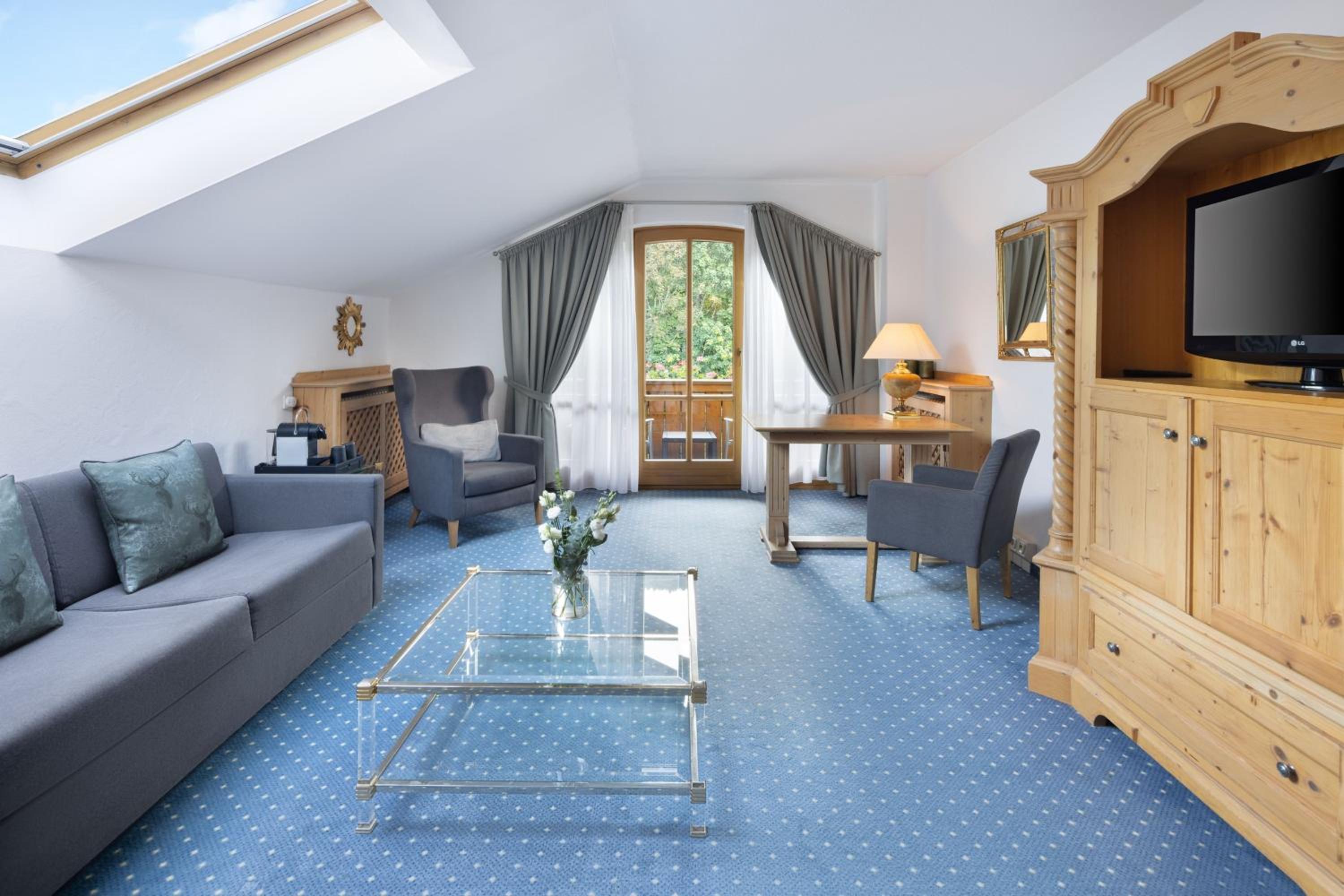 Family Suite with Mountain View - Photo 2