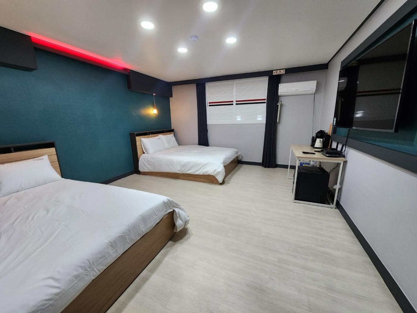 Deluxe Double or Twin Room with City View photo 2