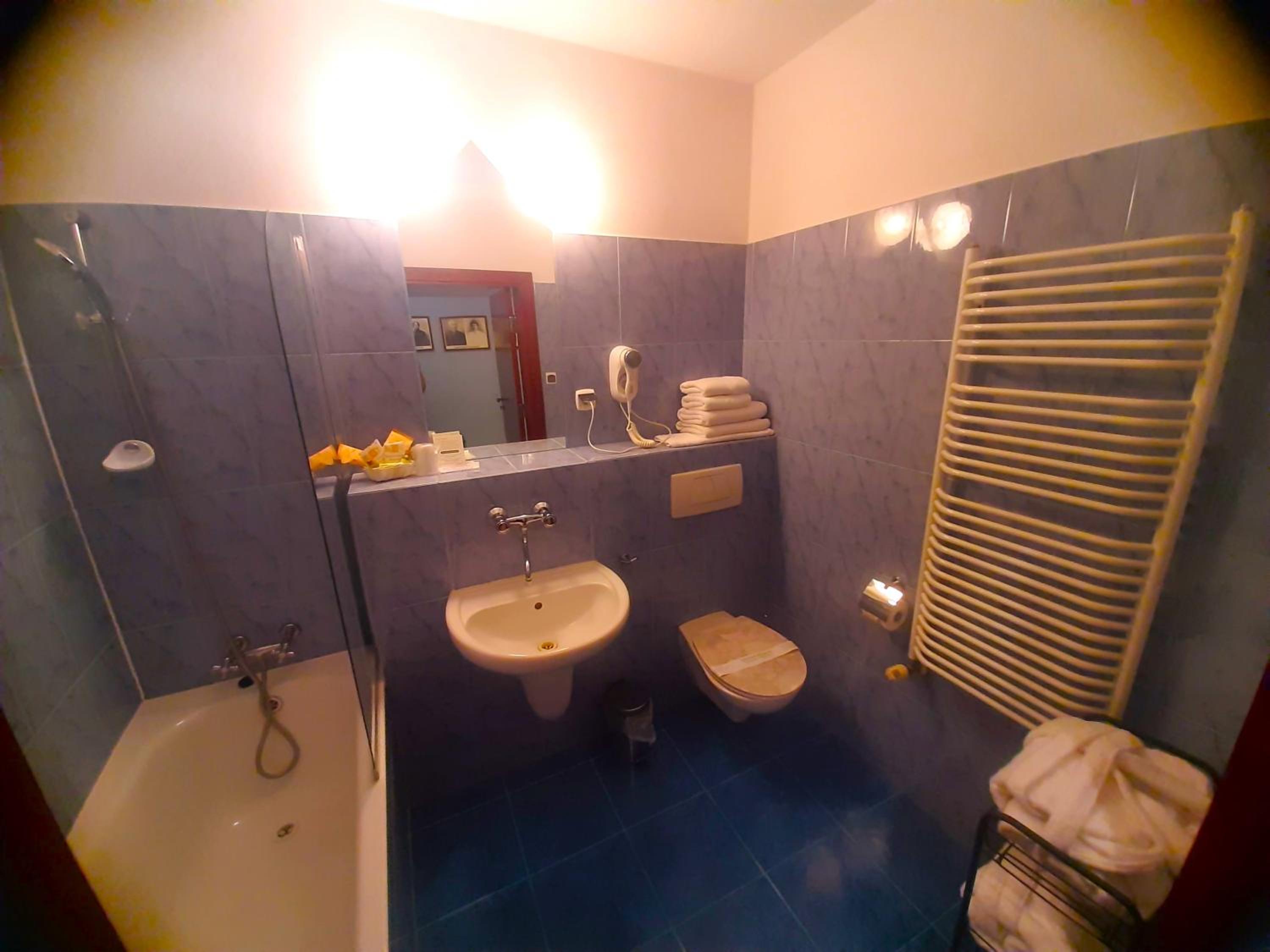 One-Bedroom Apartment - Annex - Photo 7