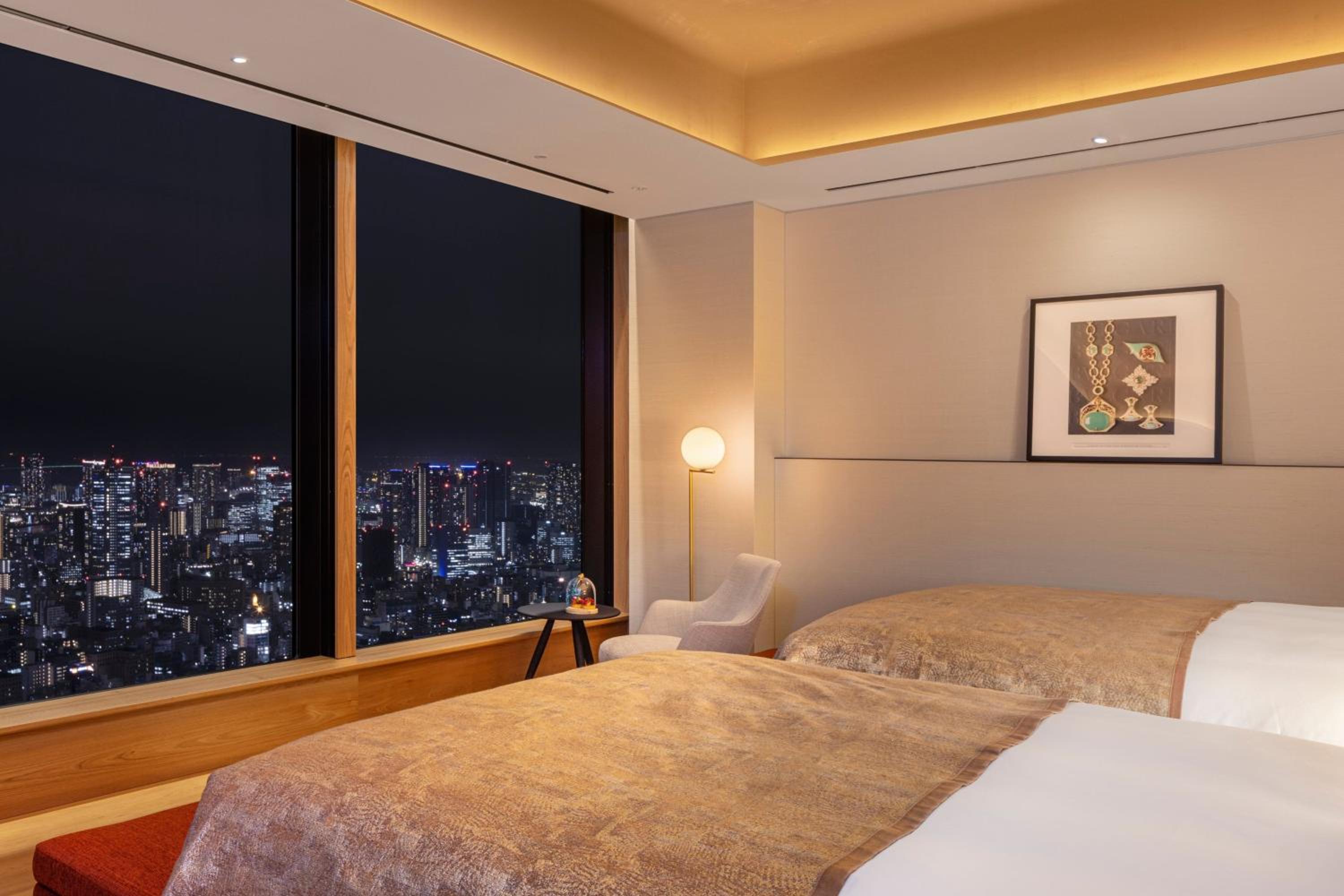 Deluxe Double Room with Two Double Beds and Skyline View thumbnail 5