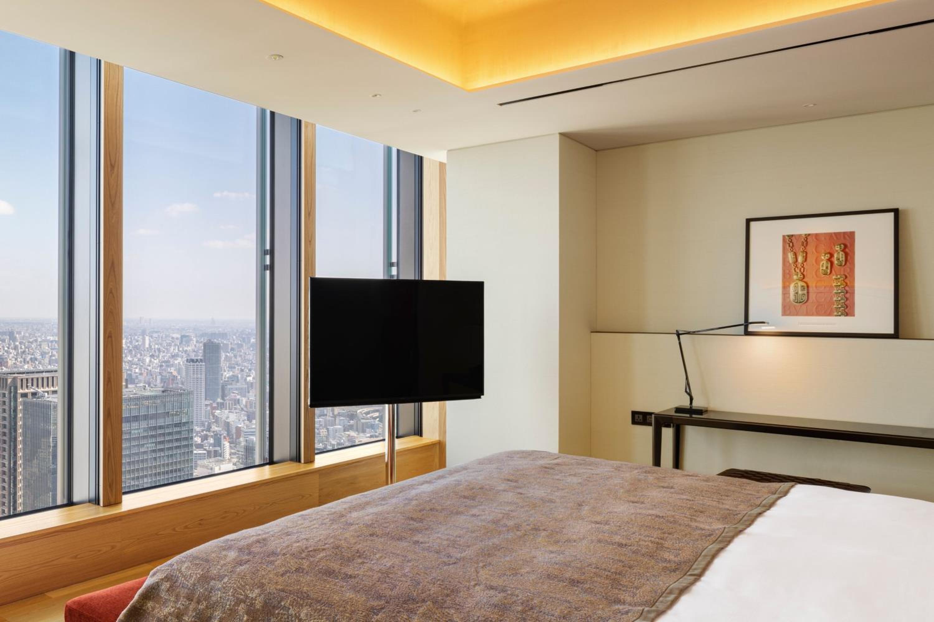 One-Bedroom Superior King Suite with Skyline View thumbnail 5