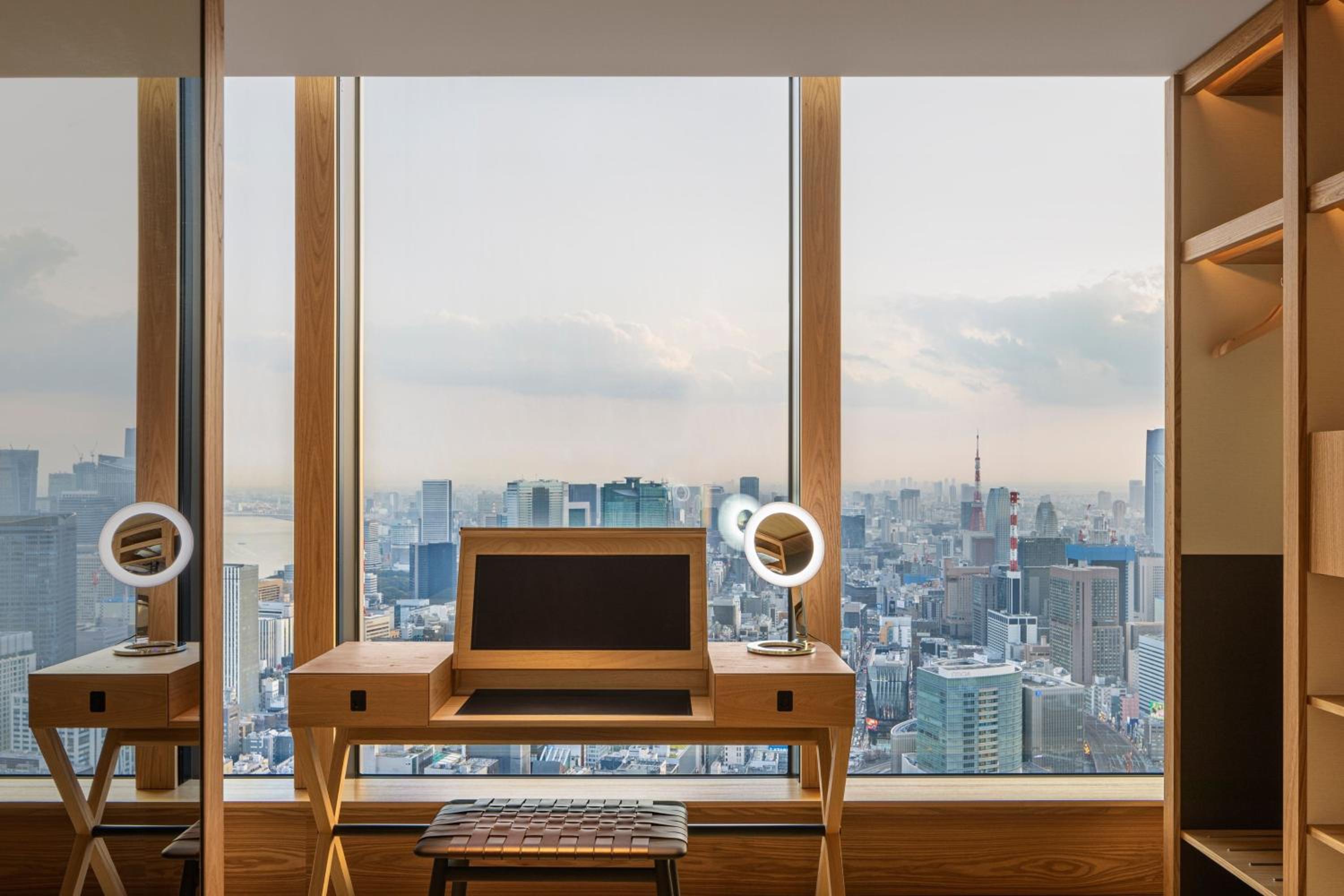 One-Bedroom Deluxe King Suite with Skyline View thumbnail 5