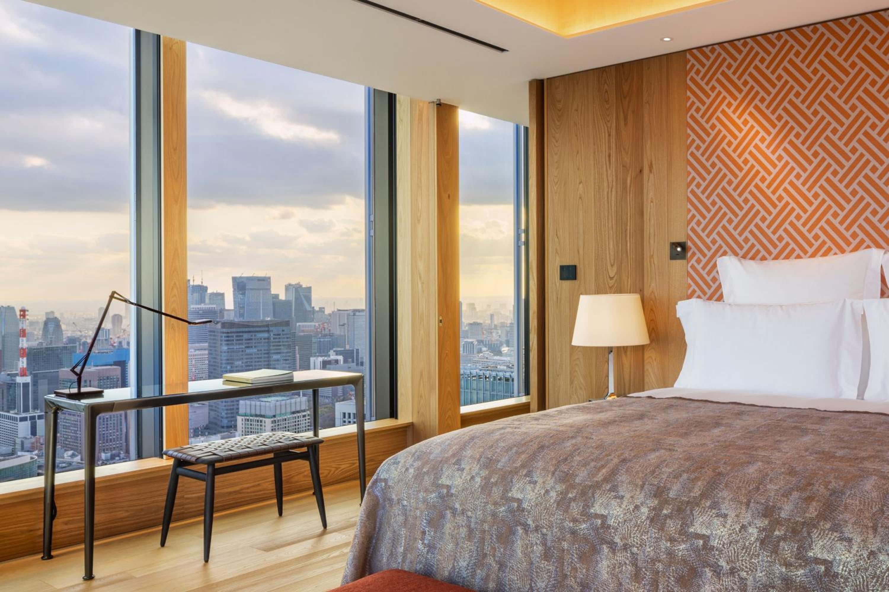 One-Bedroom Deluxe King Suite with Skyline View