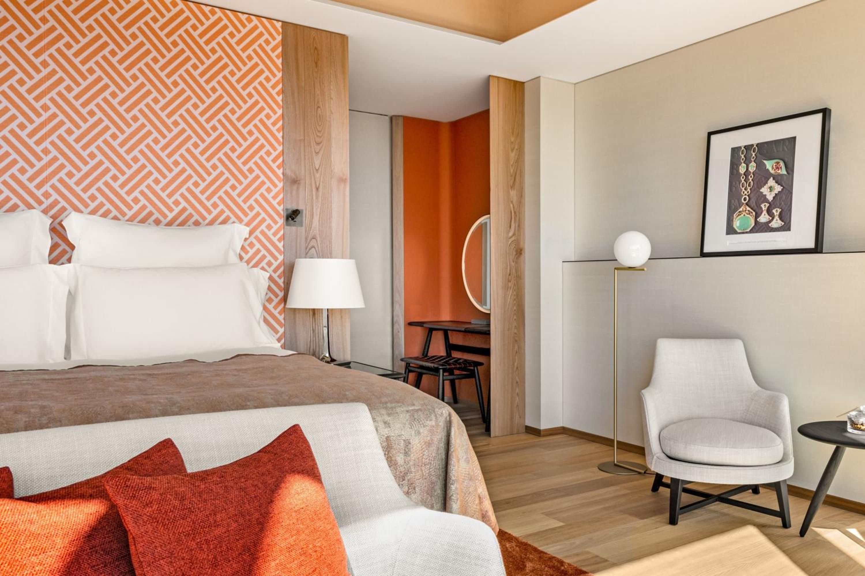 Deluxe King Room with Skyline View thumbnail 6