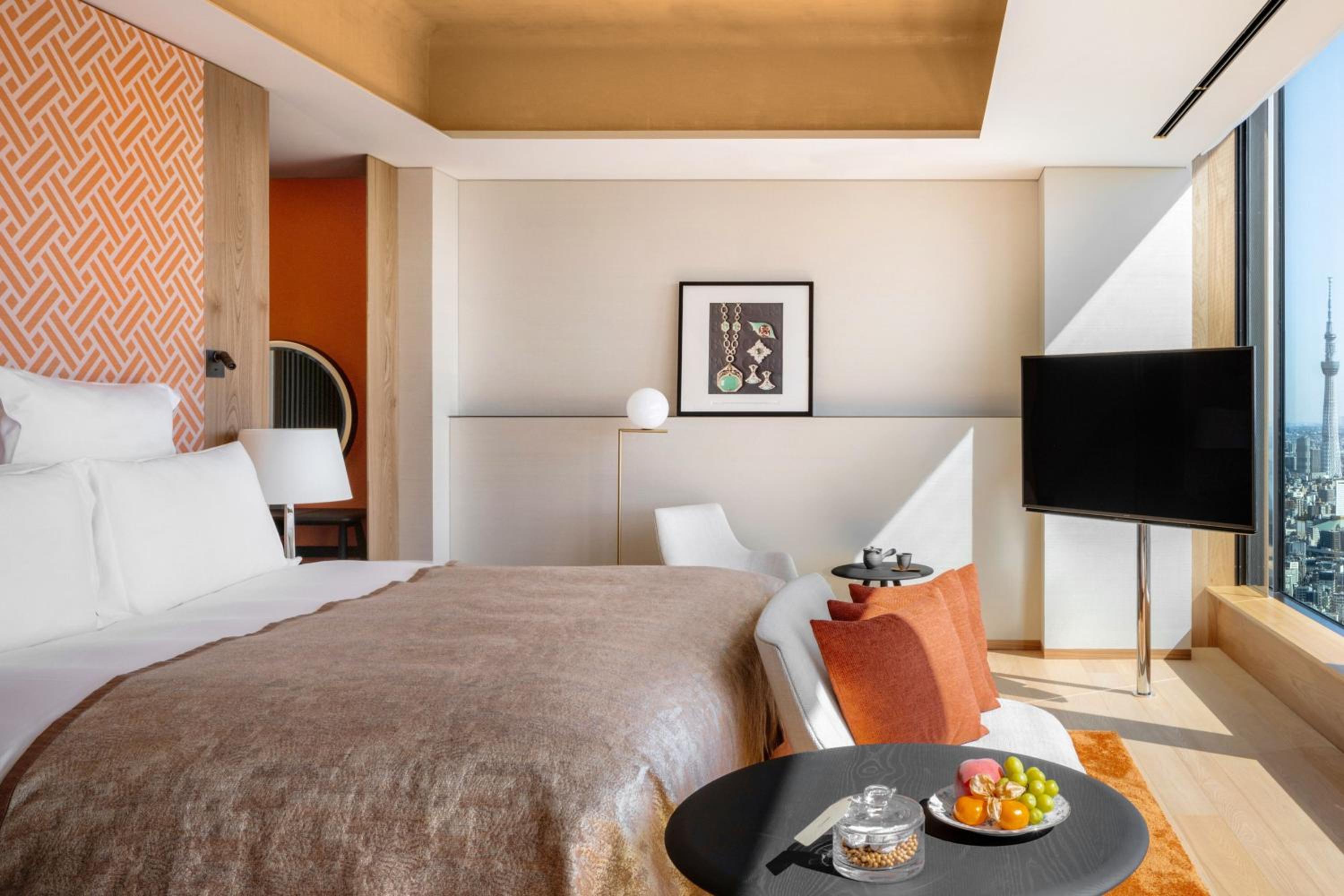 Deluxe King Room with Skyline View thumbnail 6