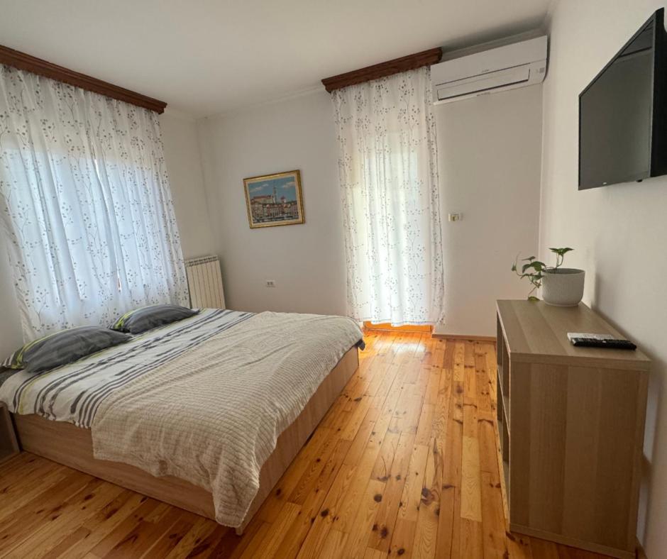 Family Room With Balcony photo 1