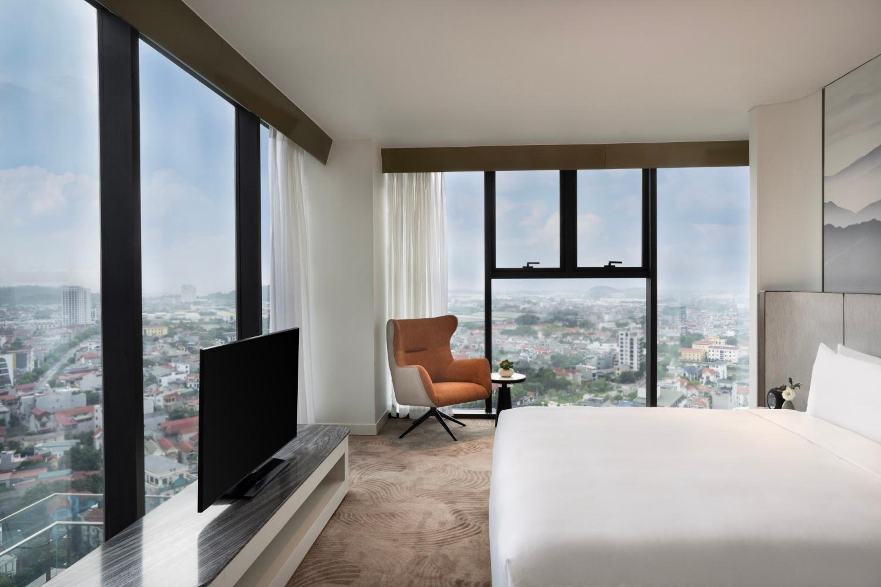King Suite with View and Club Access - Photo 1