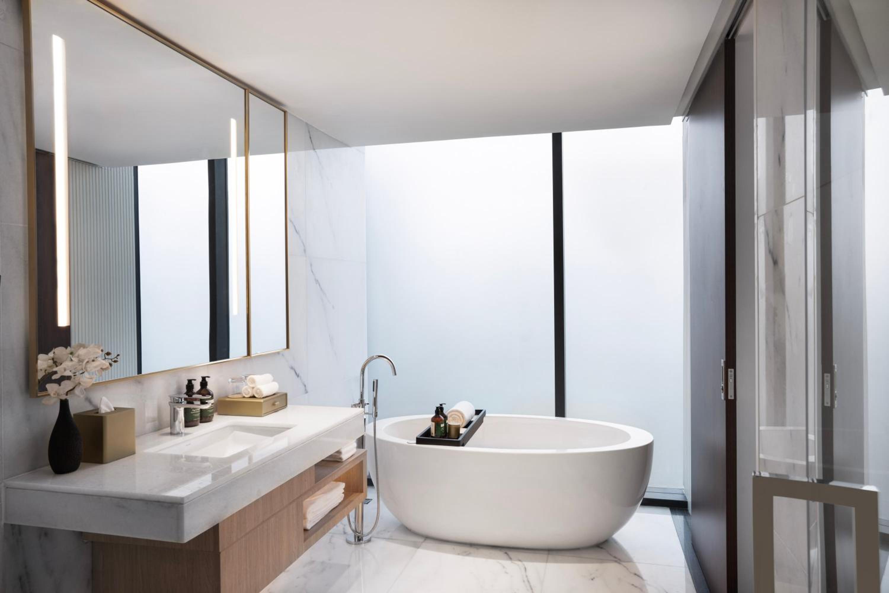 King Suite with View and Club Access - Photo 4