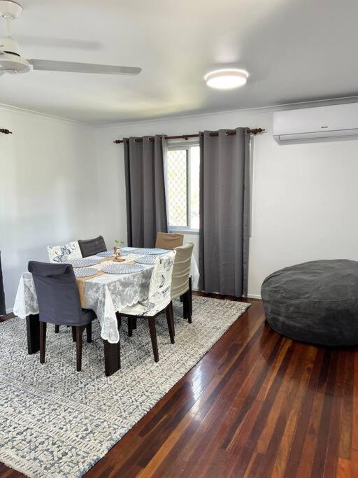 Six-Bedroom House photo 2