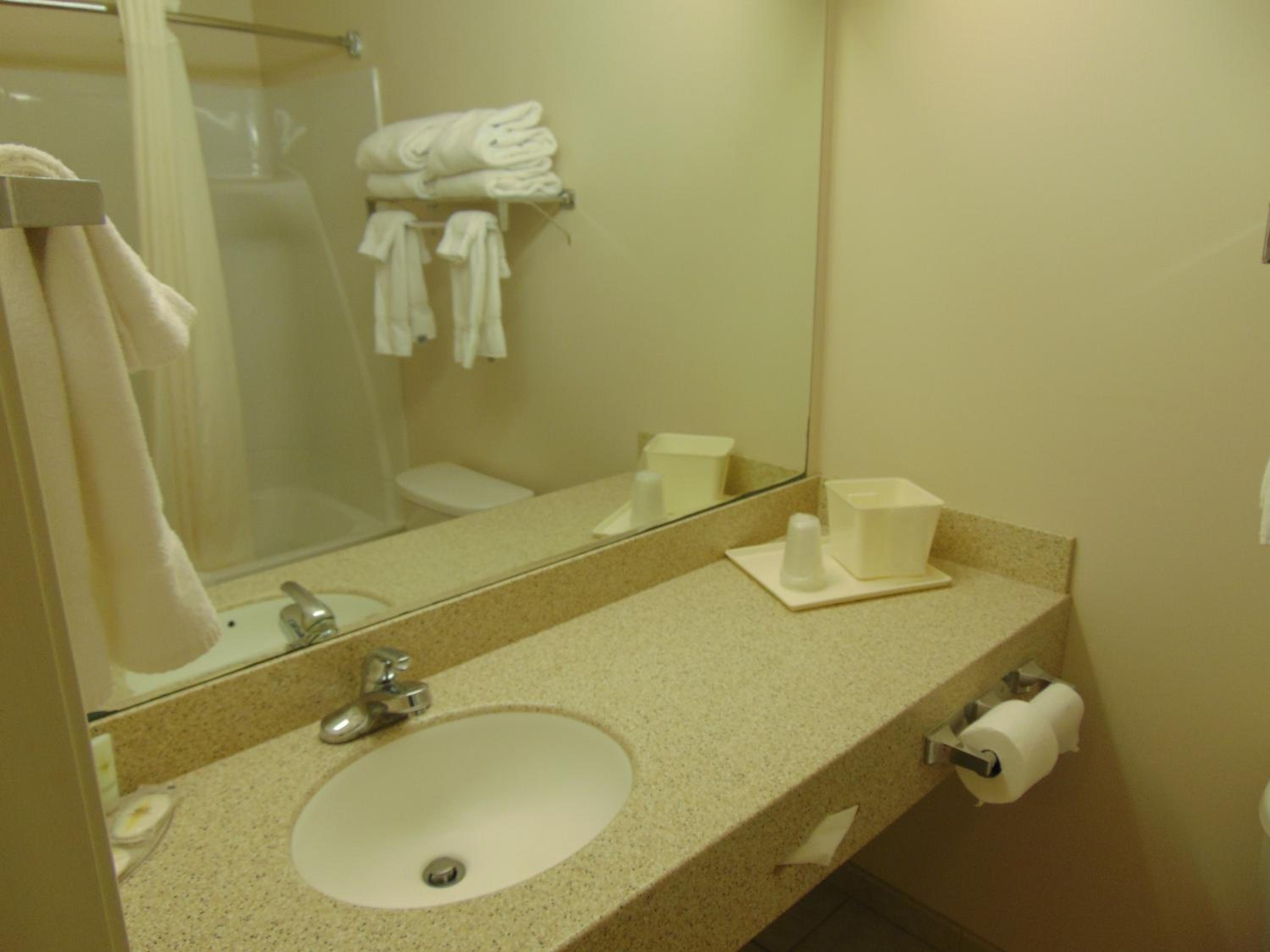 Queen Room with Two Queen Beds - Non-Smoking - Photo 3