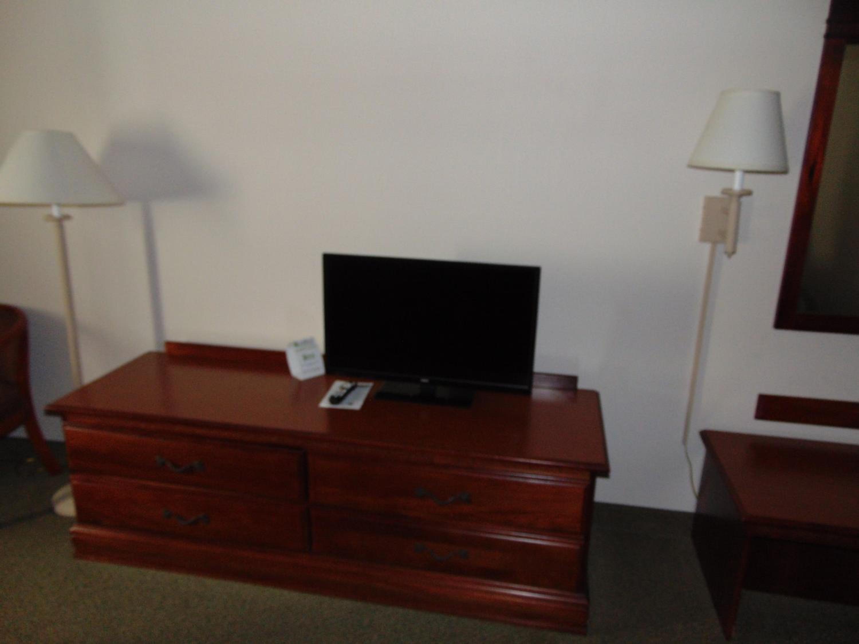 Queen Room with Two Queen Beds - Non-Smoking - Photo 5