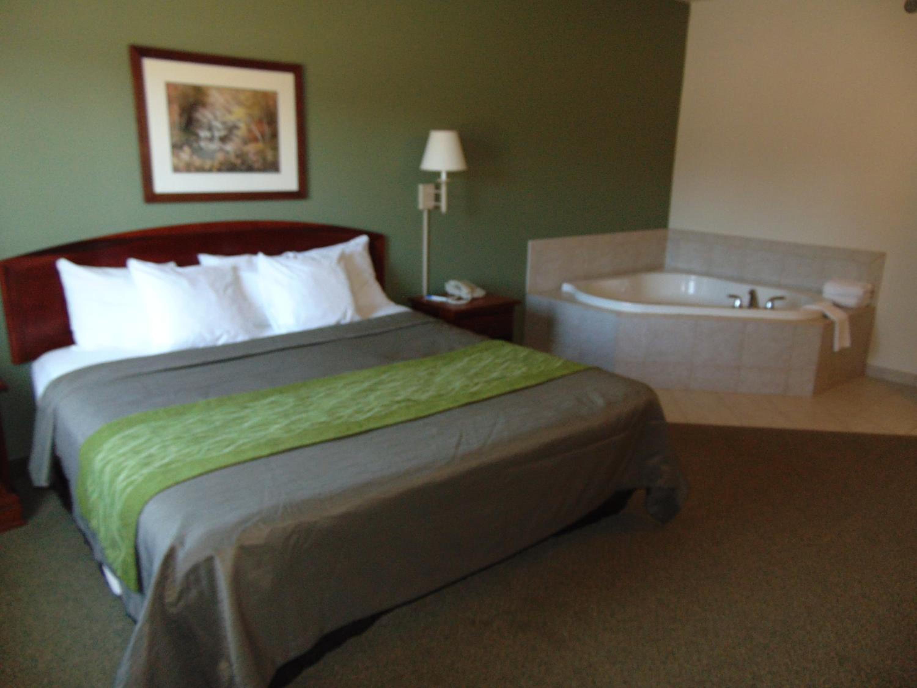 King Suite- Non-Smoking - Photo 2