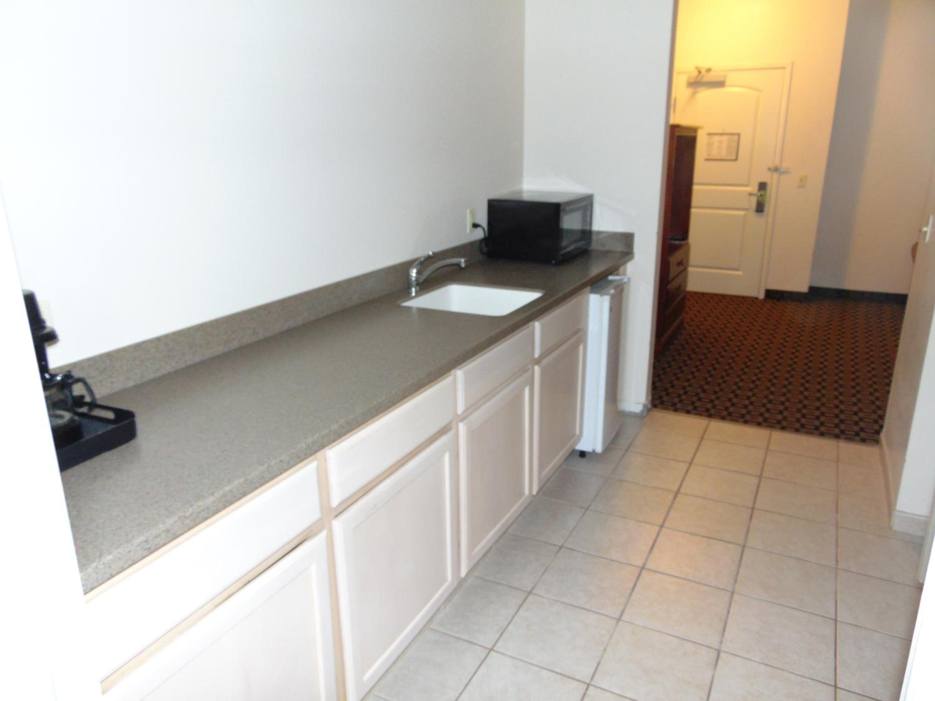 King Suite- Non-Smoking - Photo 3