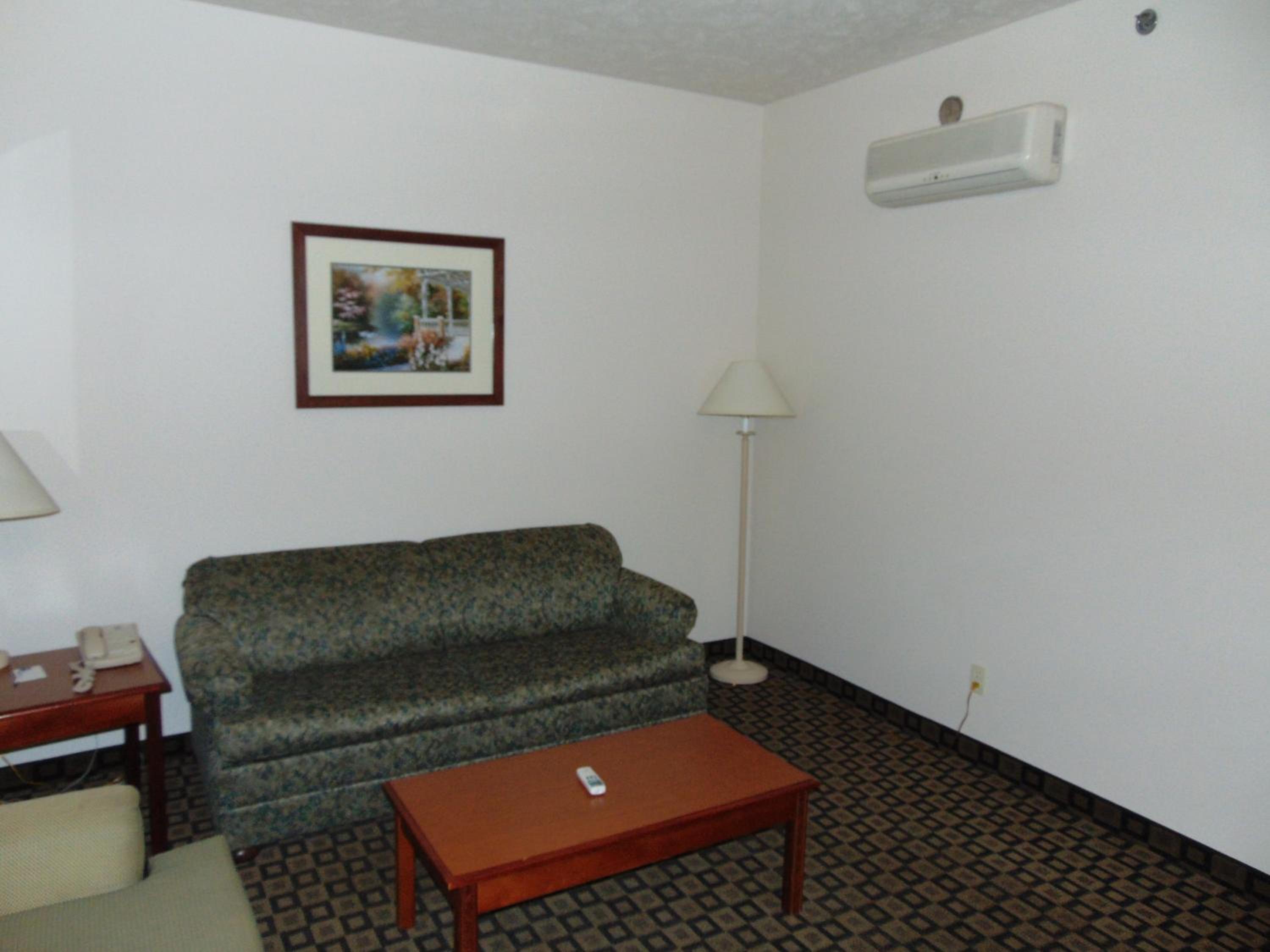 Deluxe Queen Suite - Non-Smoking - Photo 6