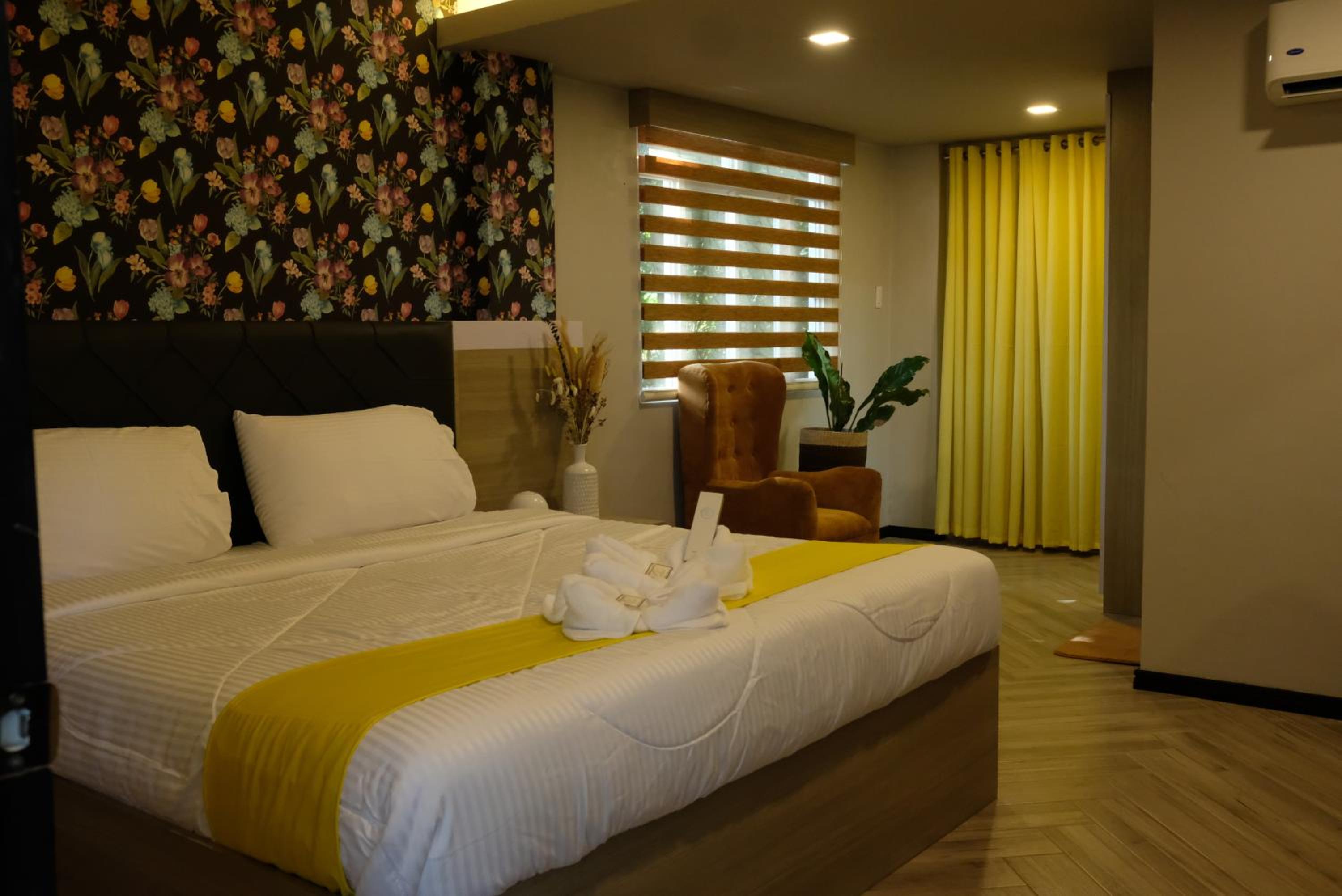 Deluxe King Suite