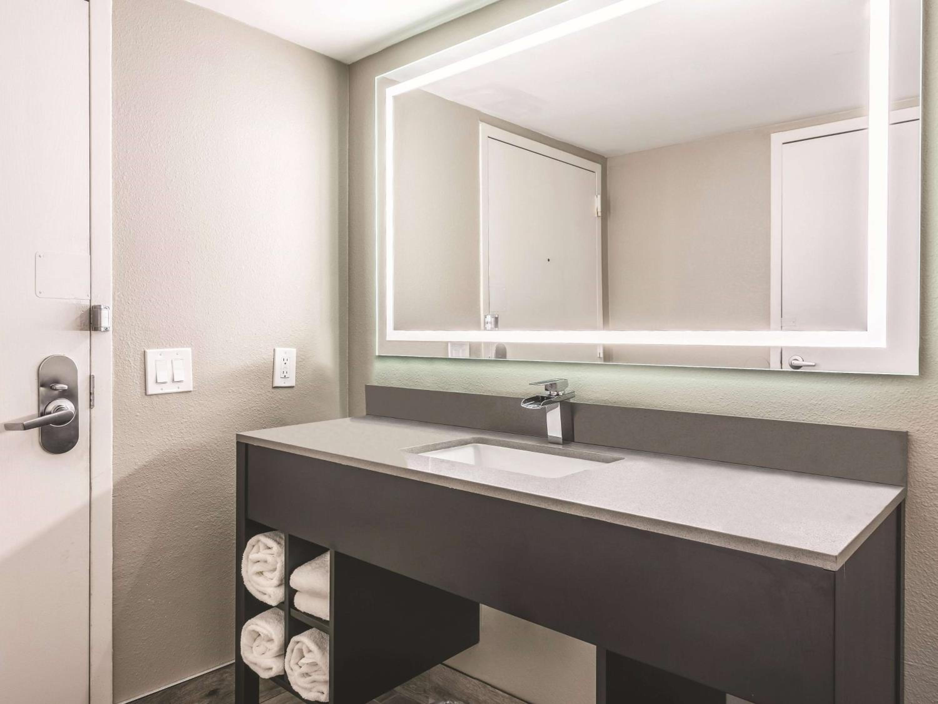 King Studio Suite - Non-Smoking - Photo 4