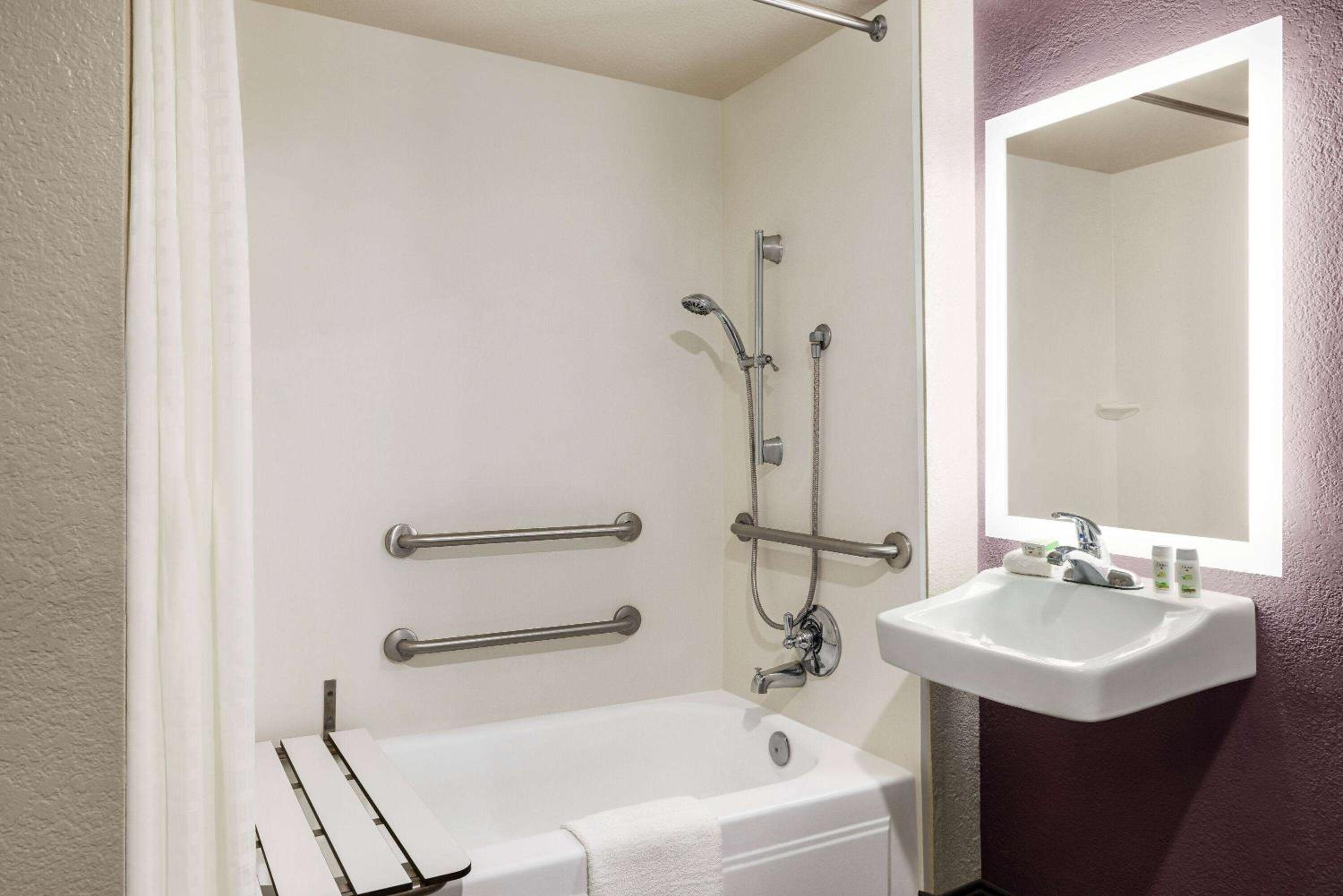 King Room with Bath Tub - Mobility/Hearing Accessible - Non-Smoking - Photo 2
