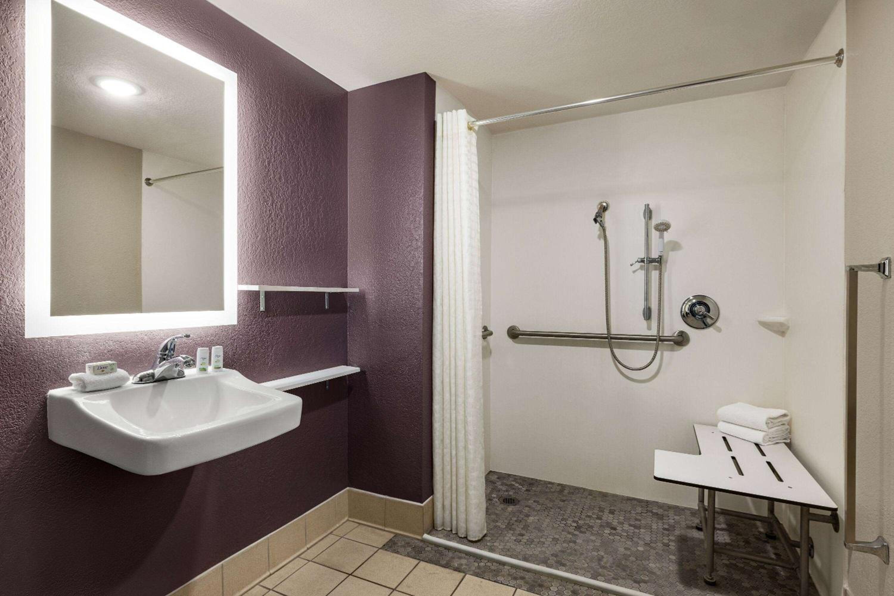 Double Room with Two Double Beds and Roll In Shower - Non-Smoking - Photo 7