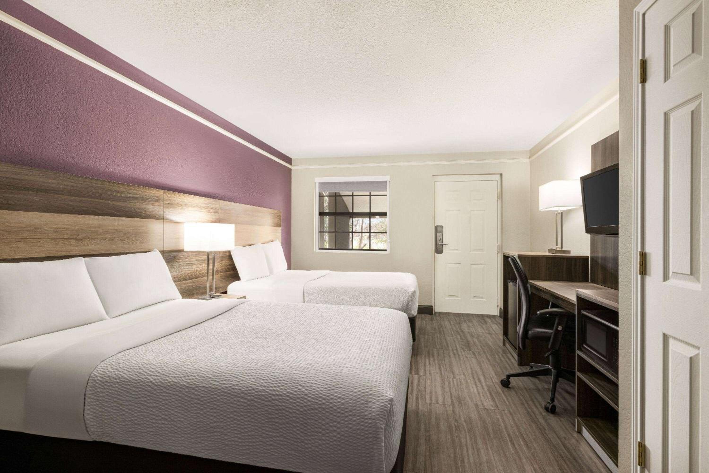 Room with Two Double Beds - Photo 4