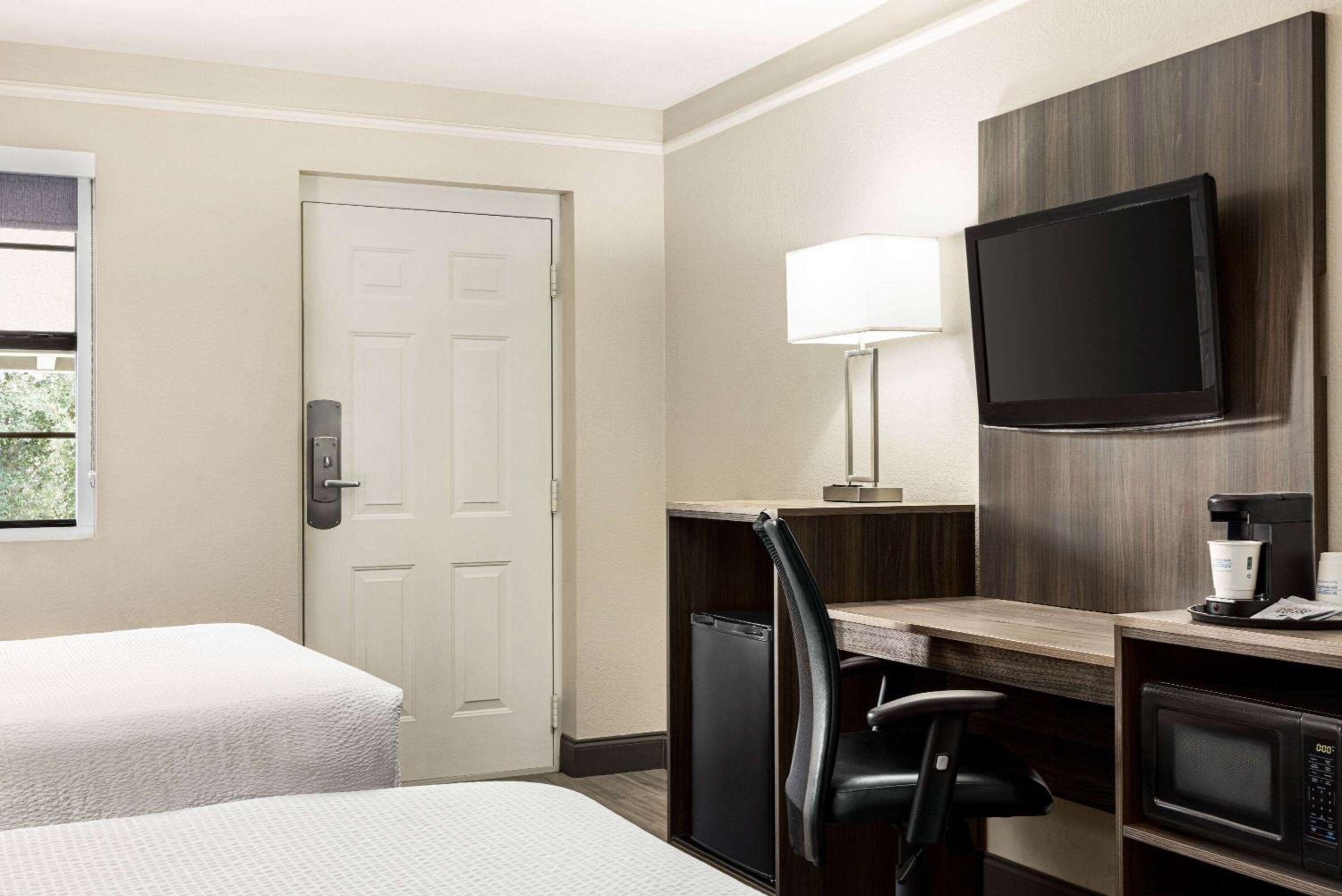 Room with Two Double Beds - Photo 2