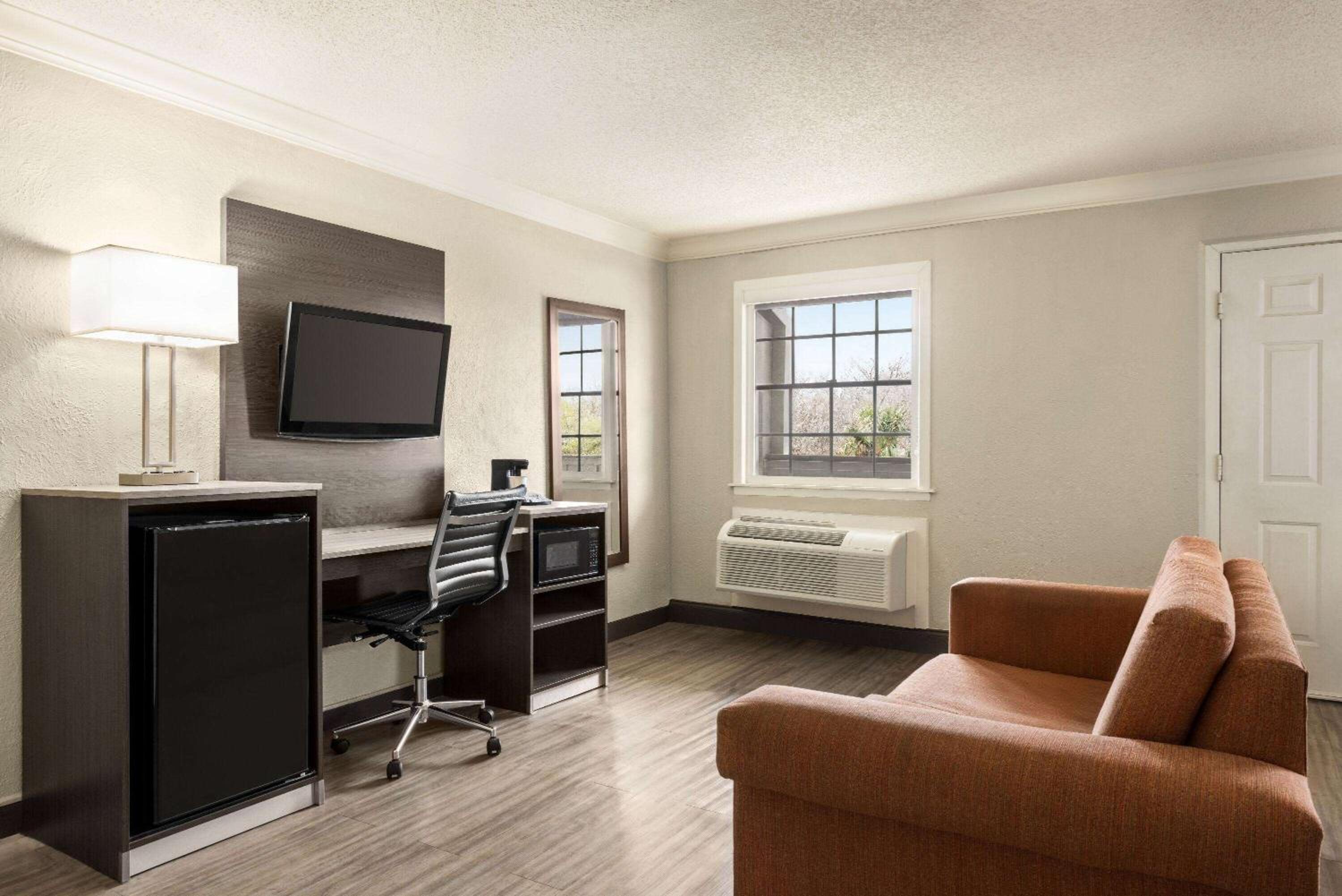 Corner Suite with Two Double Beds - Non-Smoking