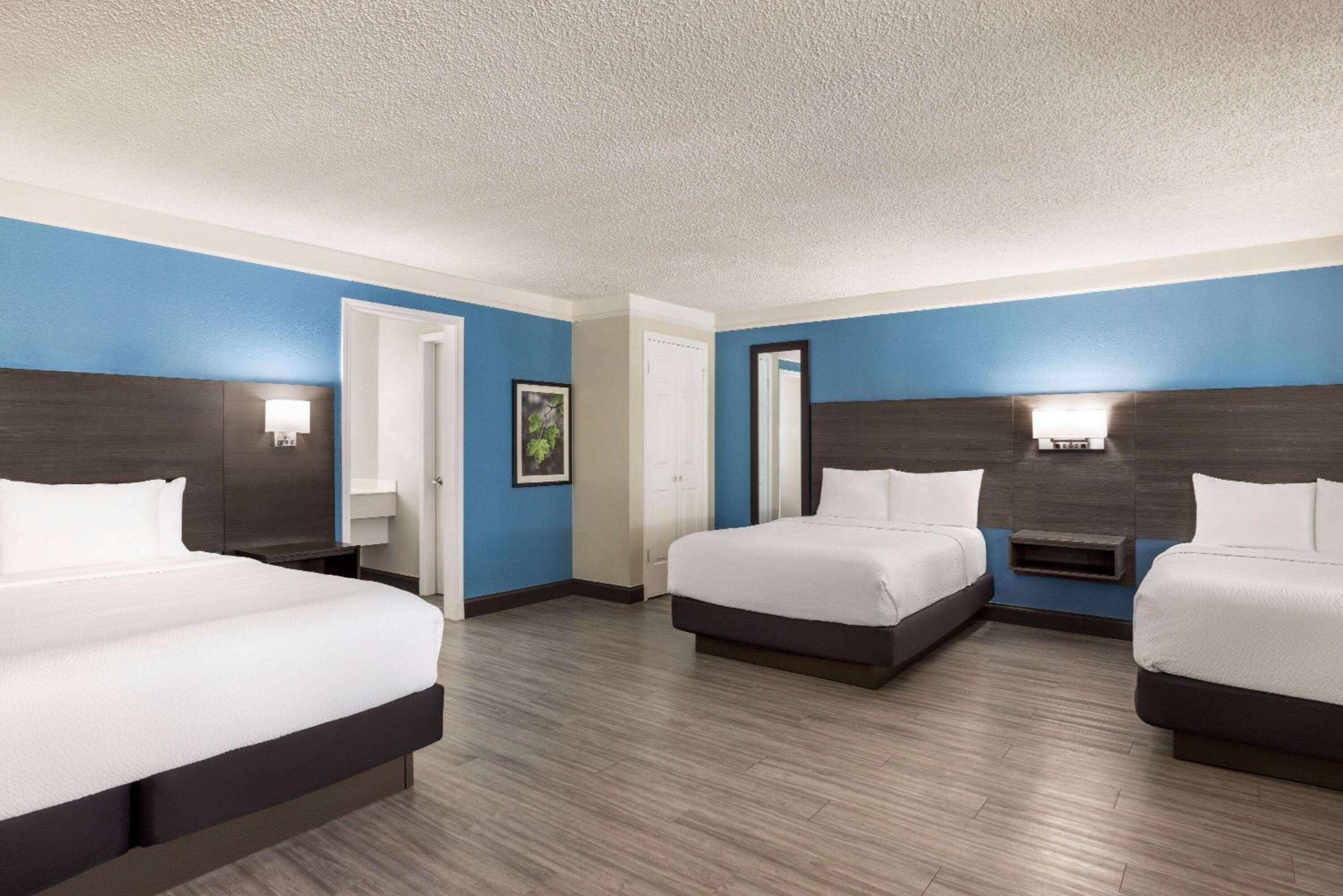 Family Suite with One King and Two Double Beds photo 3