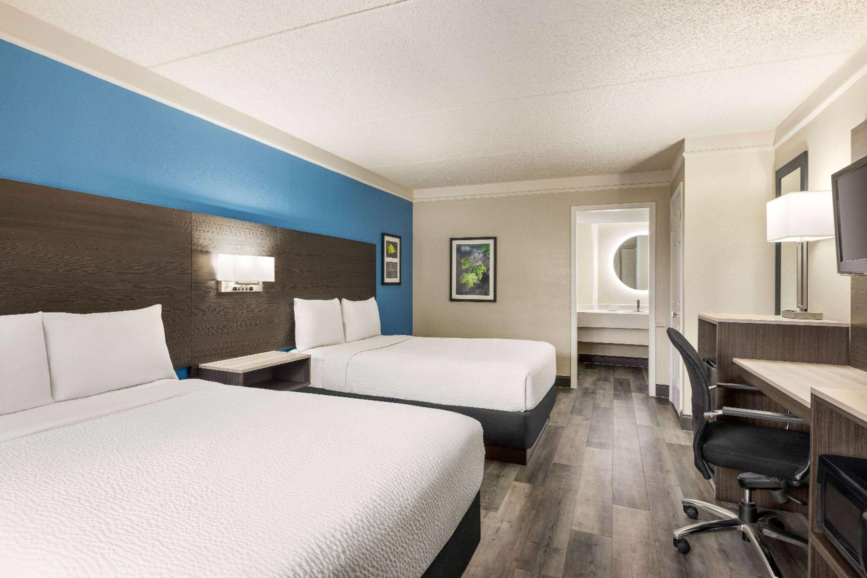 Standard Room with Two Double Beds photo 2