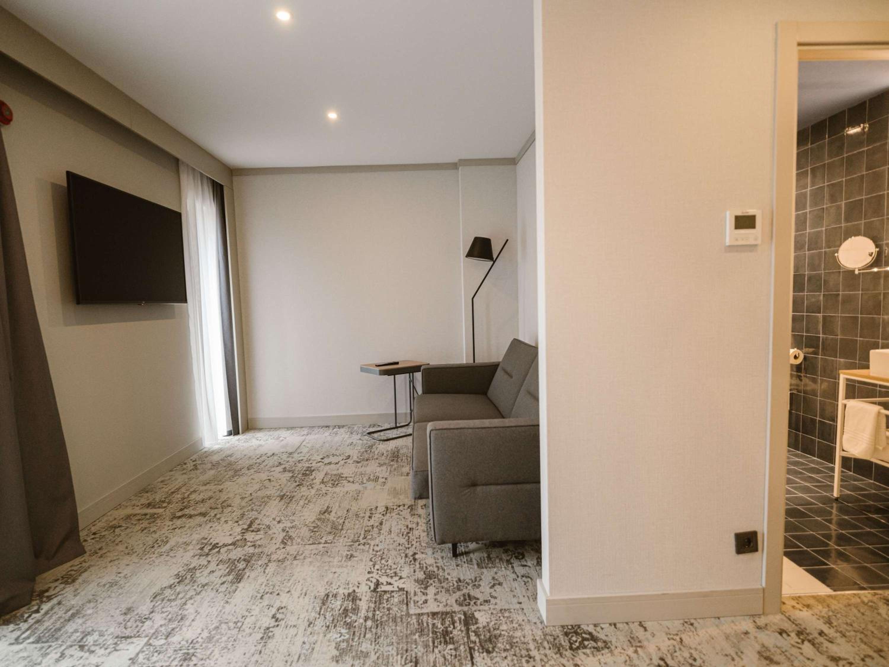 Suite with One Double Bed and Sofa Bed - Photo 4