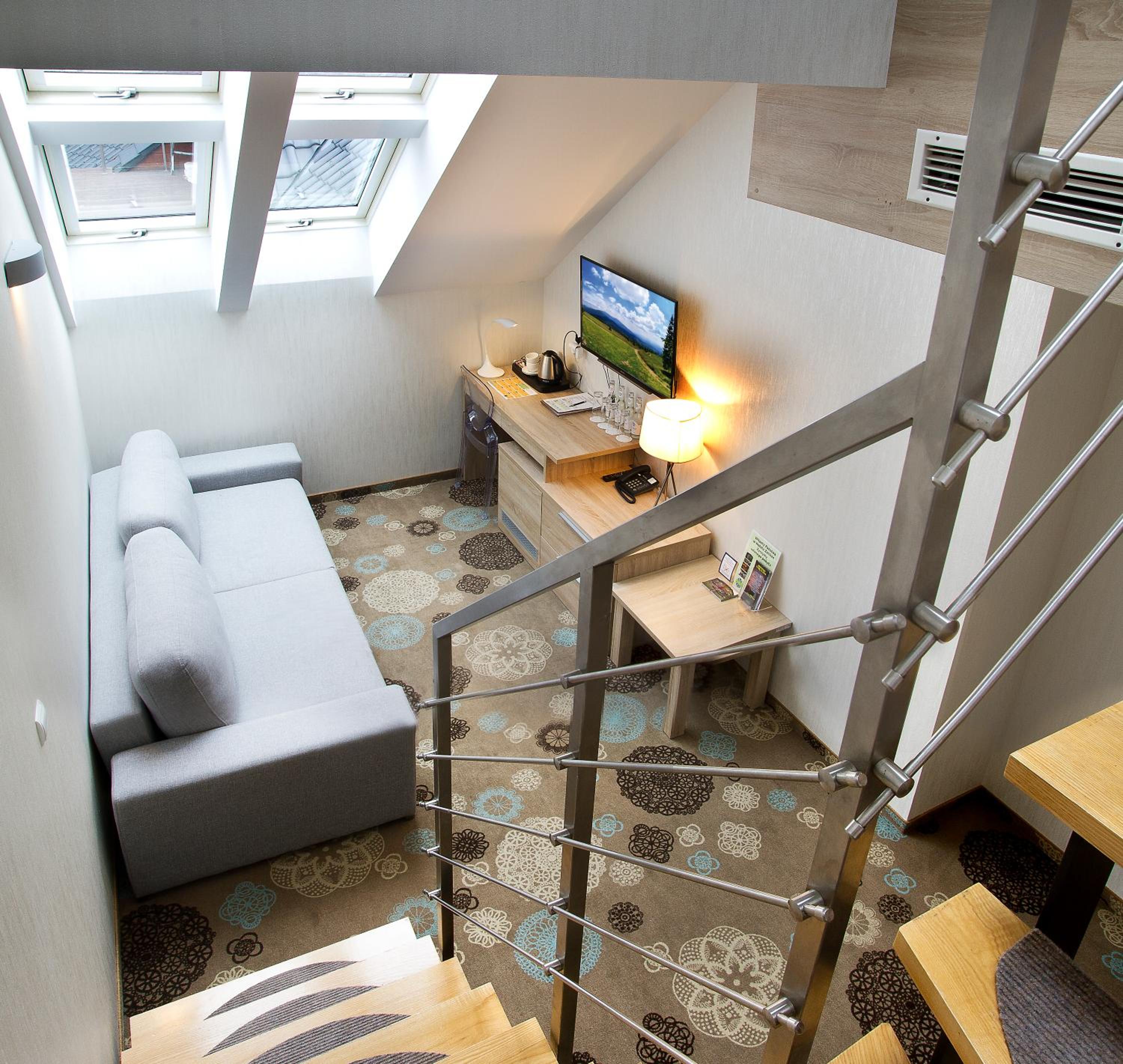 Studio - Split Level - Photo 1