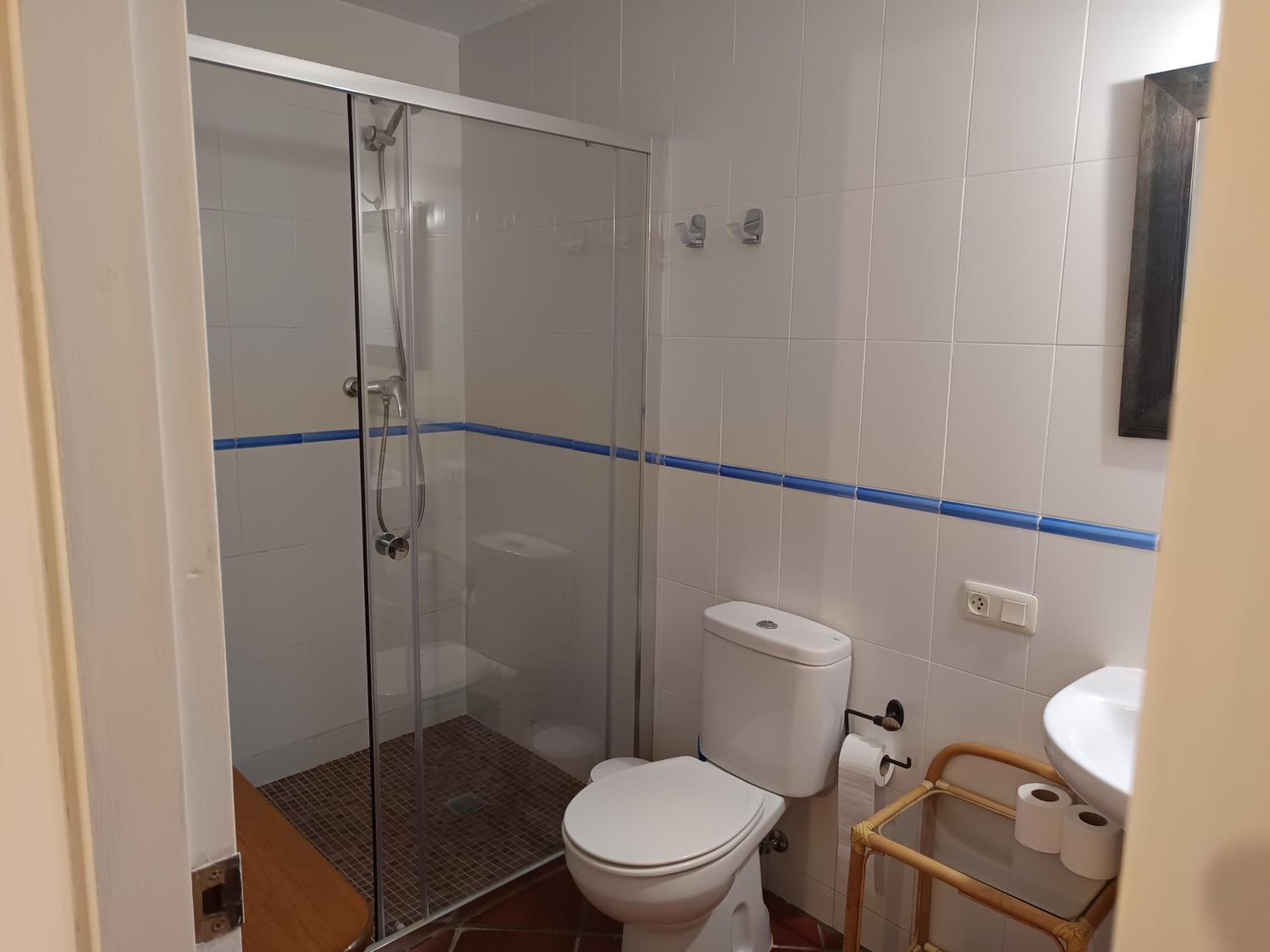 Double Room with Private Bathroom - Photo 3
