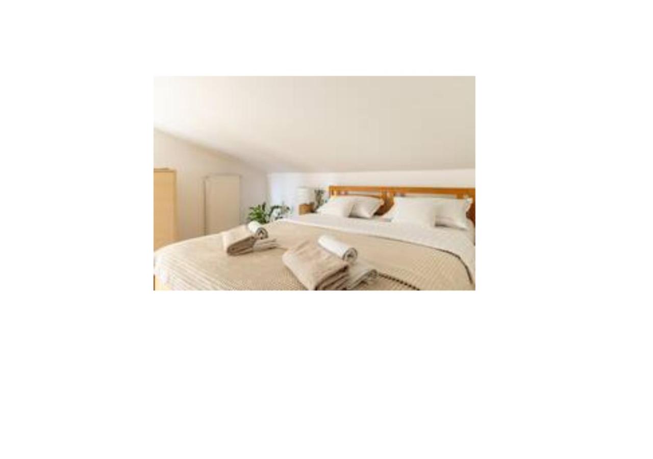 One-Bedroom Apartment - Photo 2