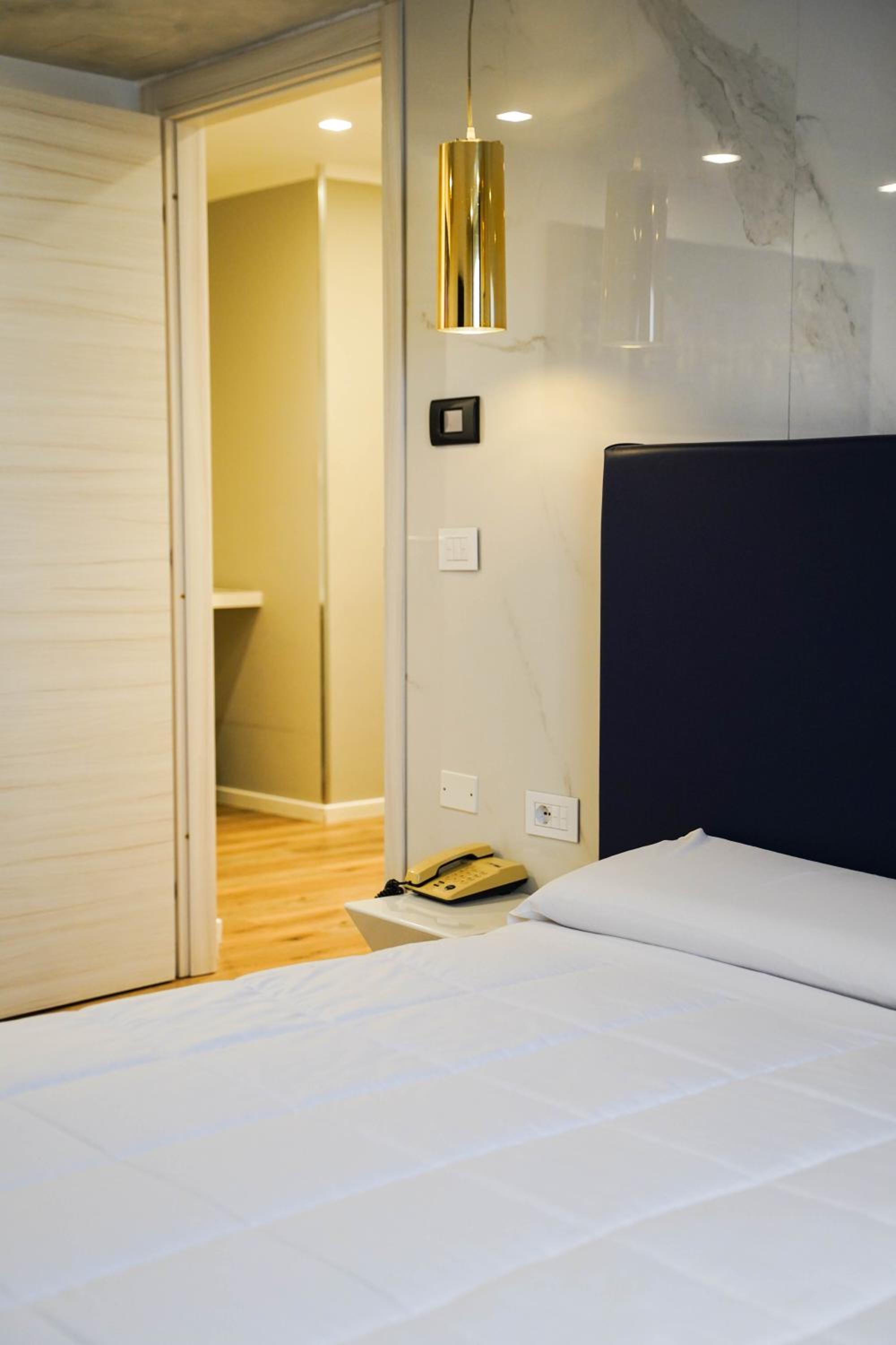 Double Room - Photo 6