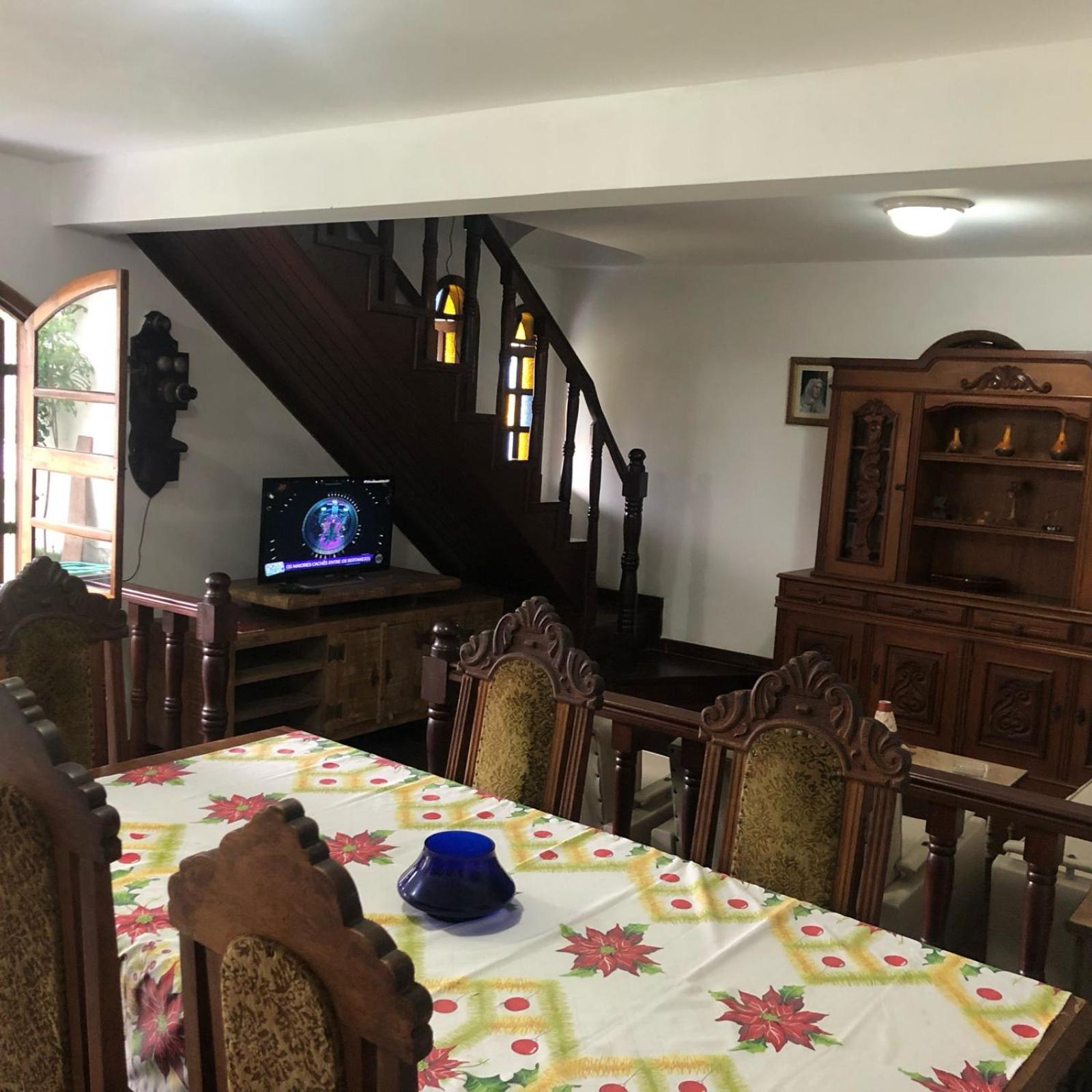 Five-Bedroom House photo 2