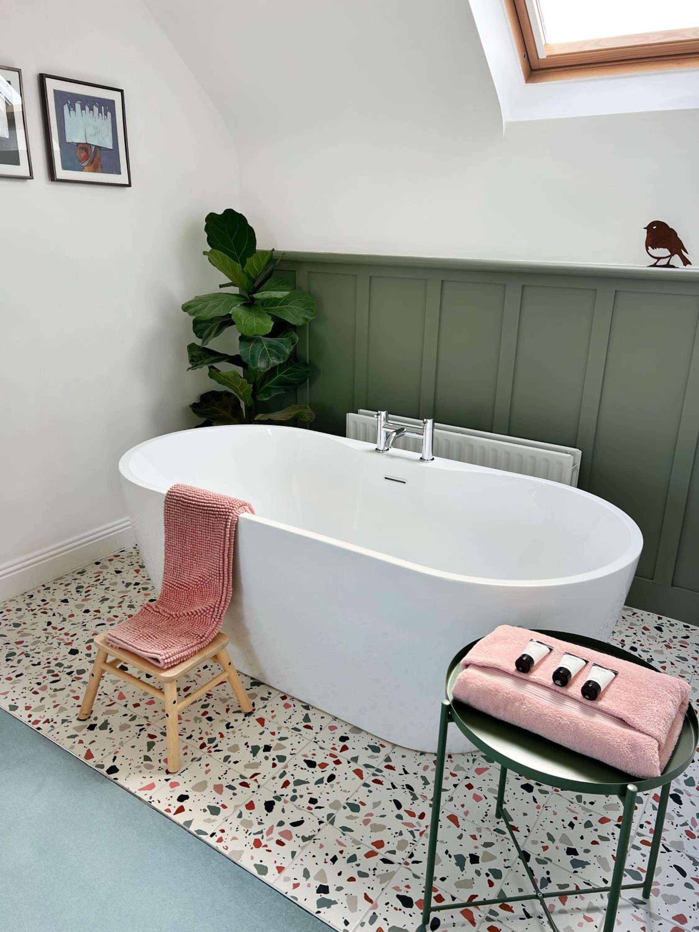 Deluxe King Room - Photo 7