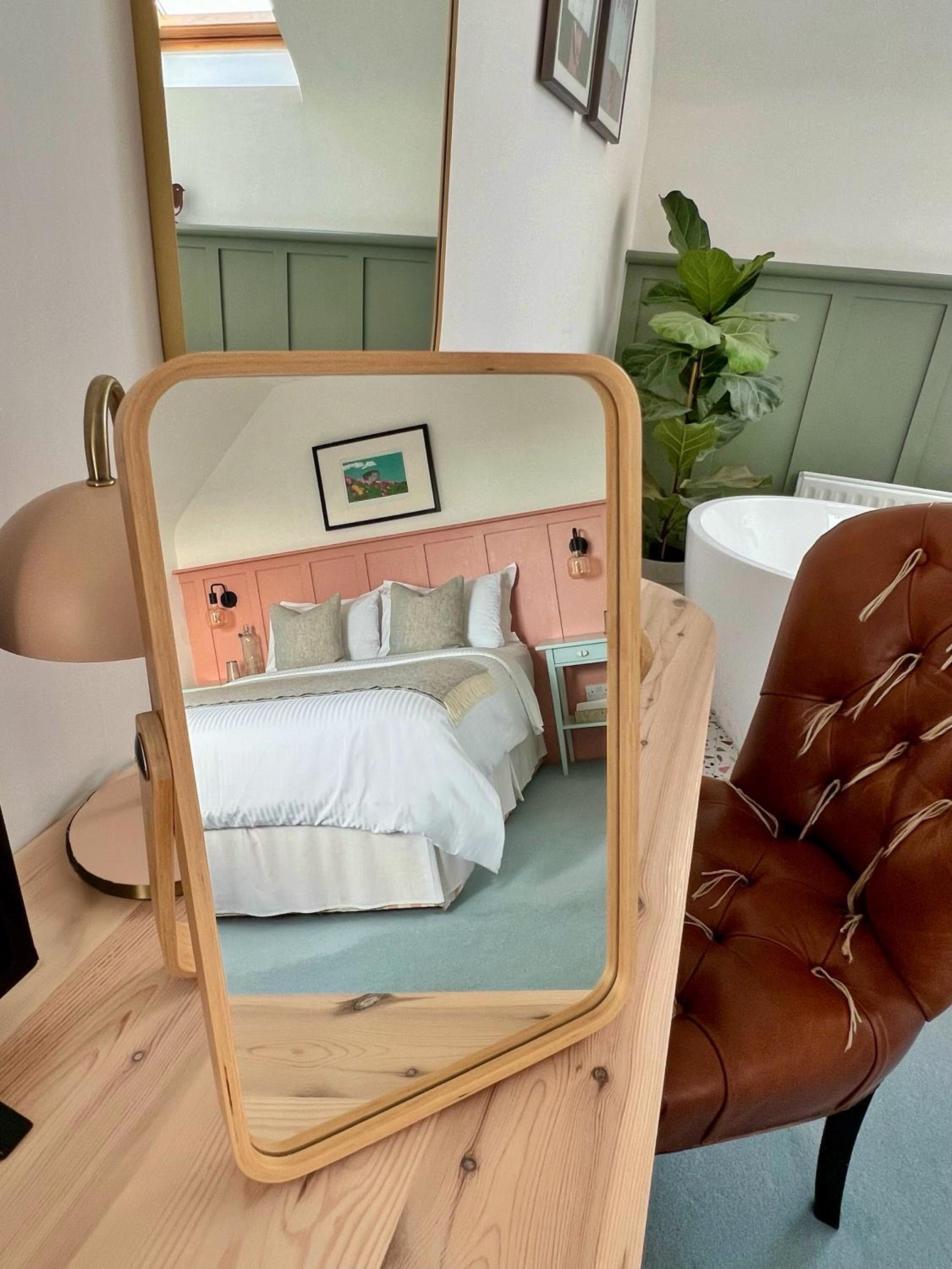 Deluxe King Room - Photo 12