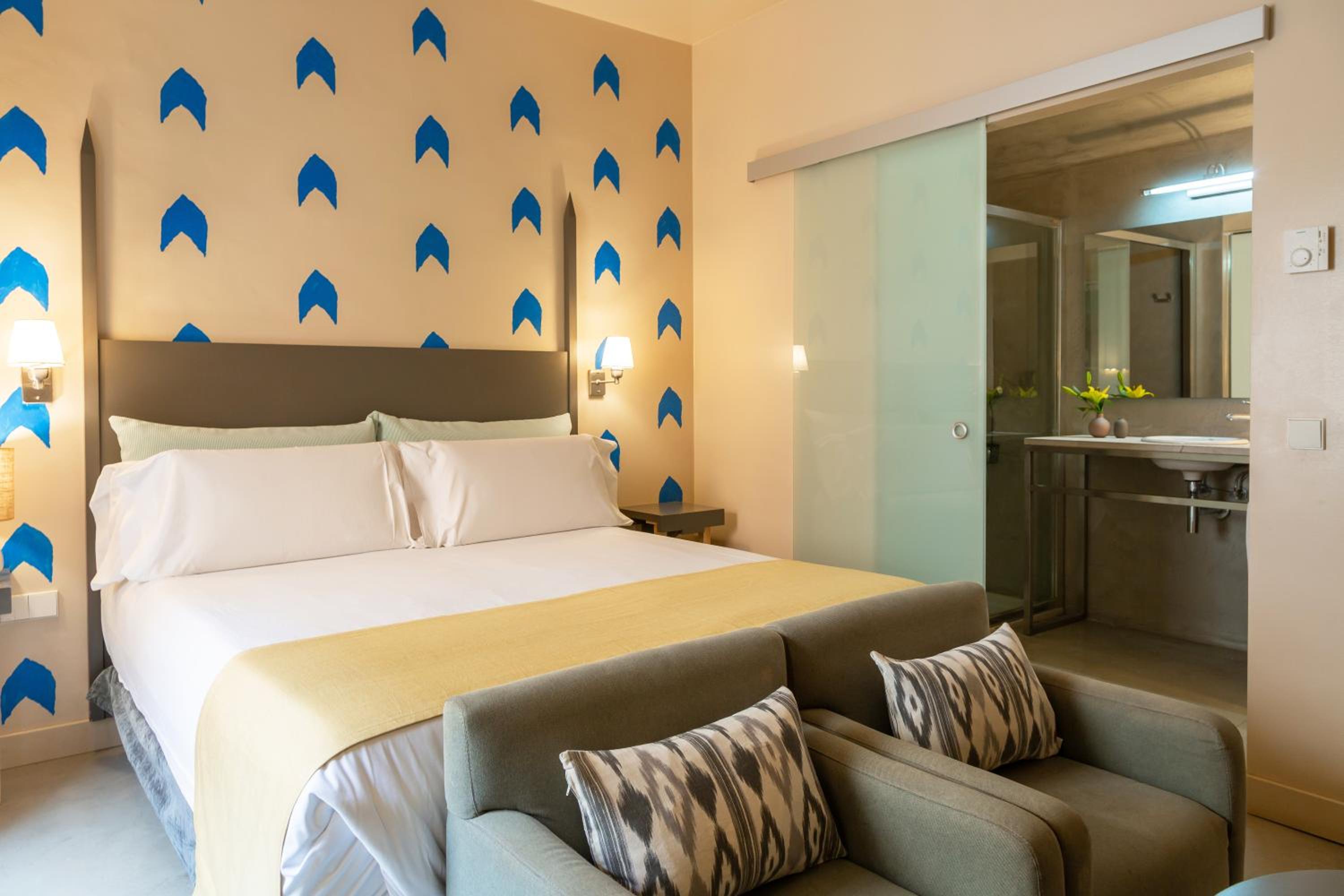 Double or Twin Room - Photo 11