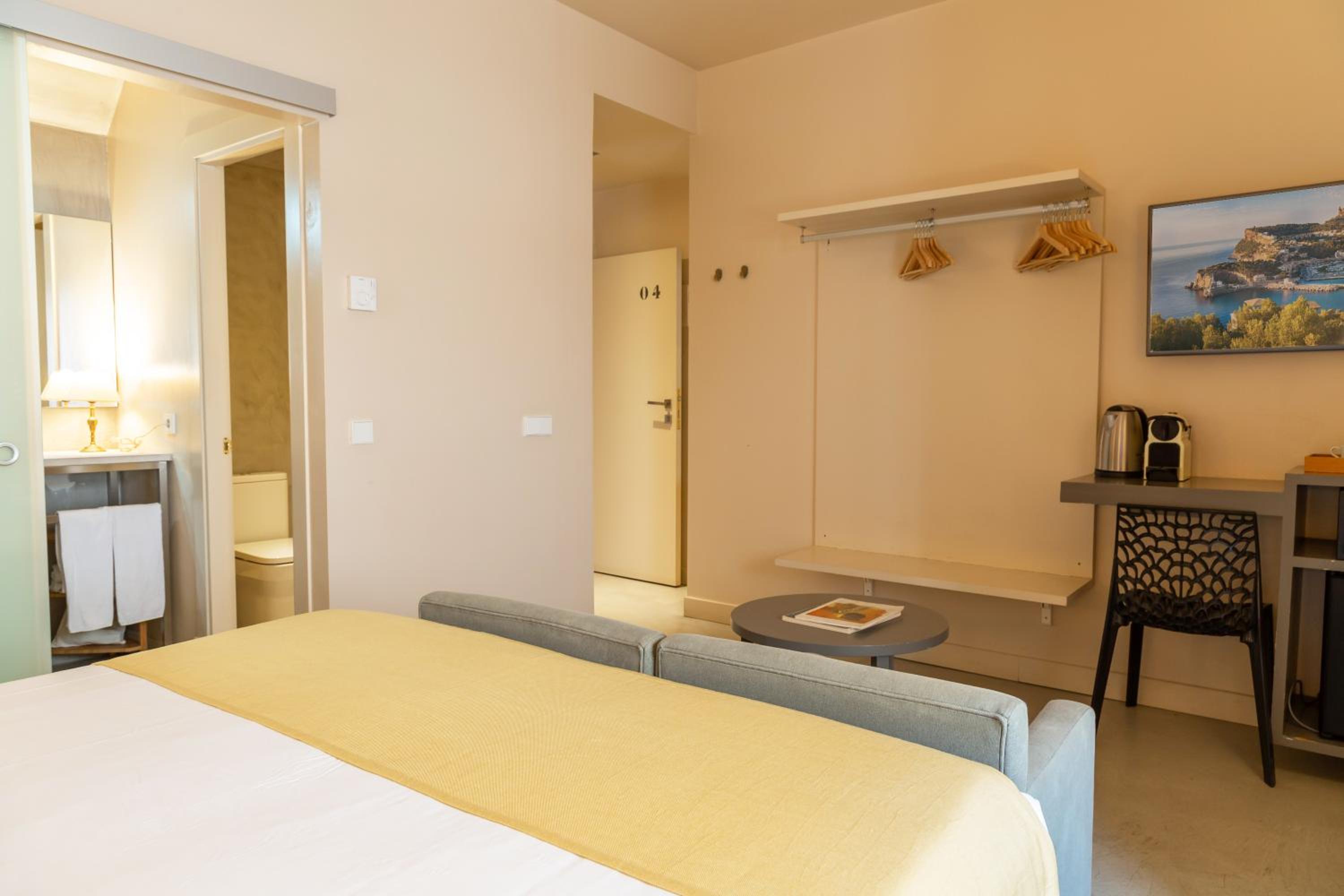 Double or Twin Room - Photo 18